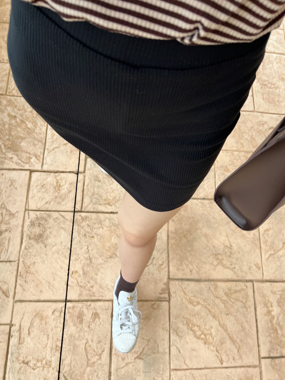 「休日コーデ、おしゃれさんと繋がりたい、ブラウン、スカート、スニーカー、ボーダー、高身長女子、肌見せ、ボーダートップス」｜「adidasのアイテム（スニーカー、ホワイト系）」を使った、ｏｒｅｏ.さん（レディース・170cm）の秋コーディネートの1枚目の写真