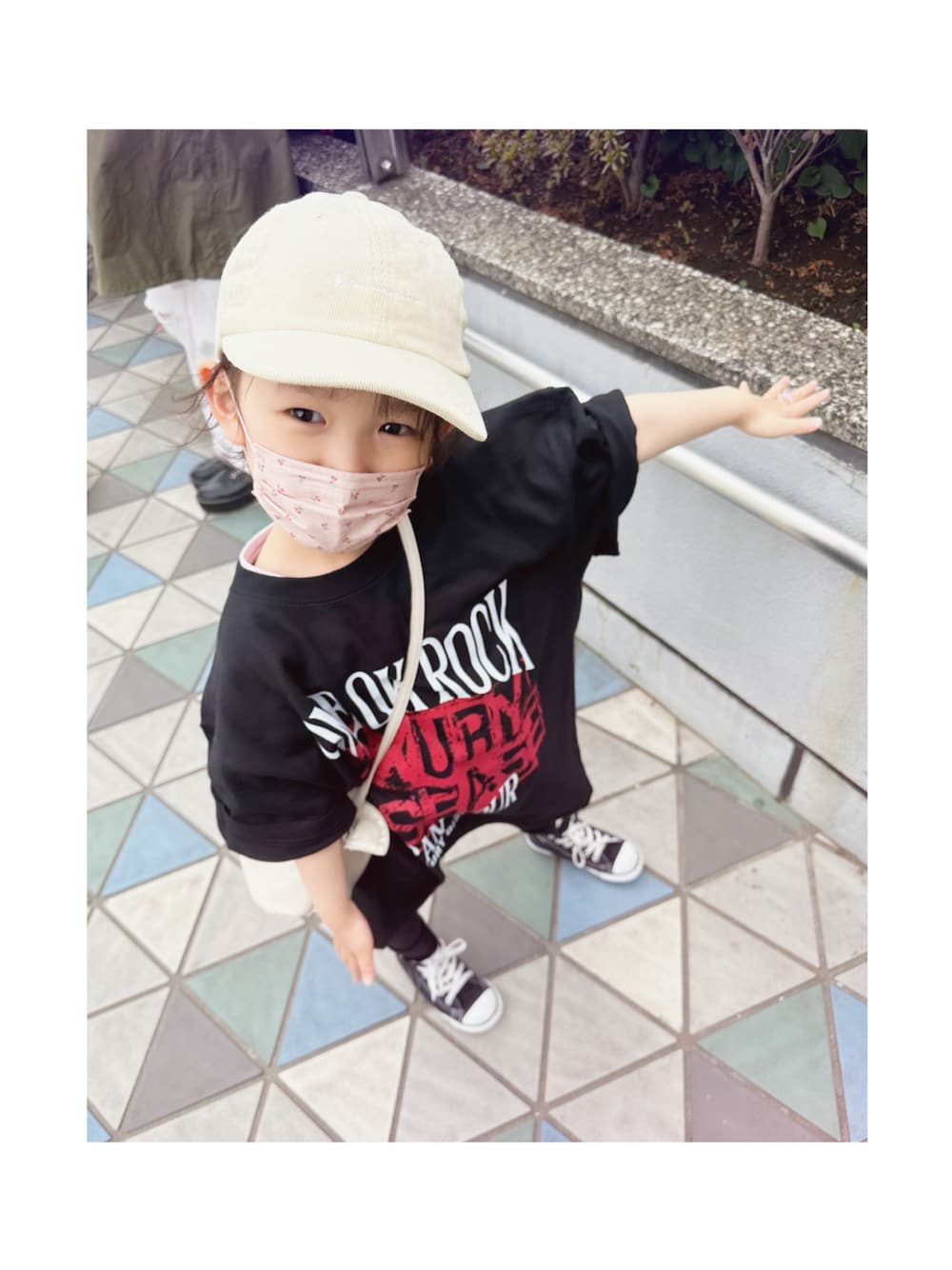 「キッズコーデ、休日スタイル、ライブ、ワントーンコーデ、黒、Tシャツ、スニーカー、5歳、女の子」｜「Championのアイテム（キャップ、ベージュ系）」を使った、SHeさん（キッズ・110cm）の春コーディネートの1枚目の写真