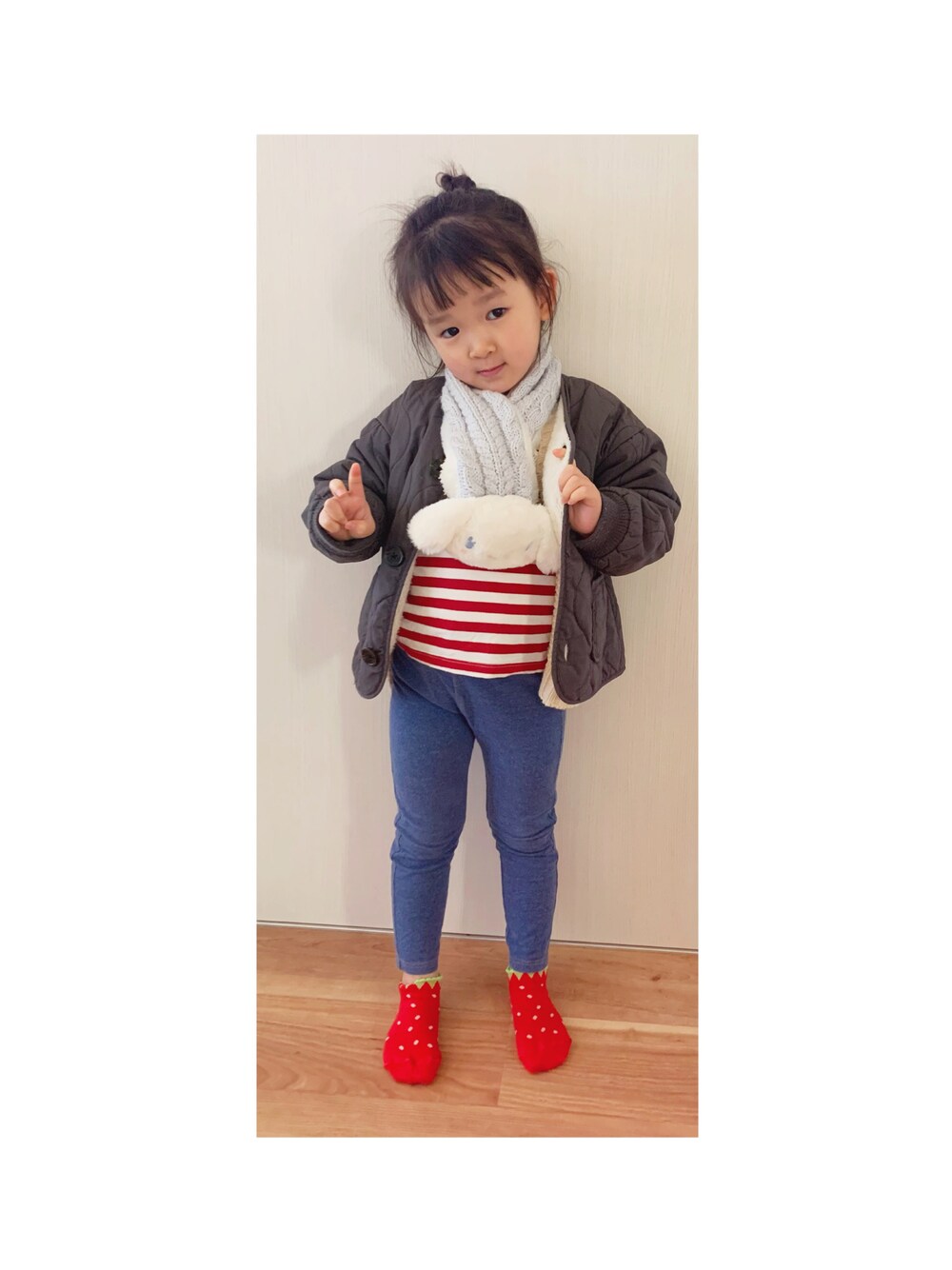 「キッズコーデ、冬コーデ、あったかコーデ、シンプル、ボーダー、ロンT、ニットカーディガン、4歳、女の子」｜「しまむらのアイテム（マフラー、グレー系）」を使った、SHeさん（キッズ・90cm）の冬コーディネートの1枚目の写真