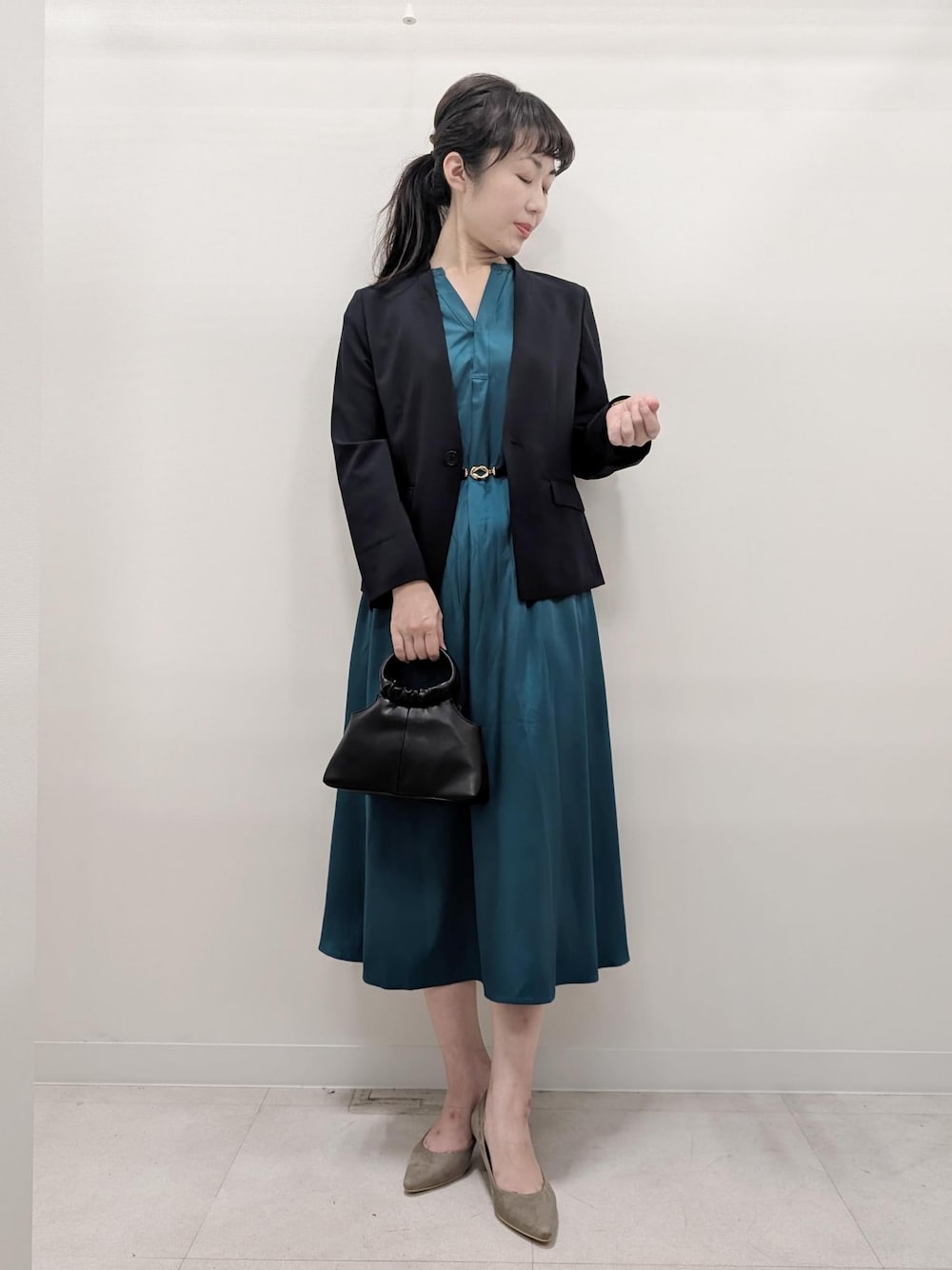 ベージュ系のパンプス、ブルー系のノーカラージャケット、ブラック系のショルダーバッグを着用したレディースの夏コーディネートの1枚目の写真