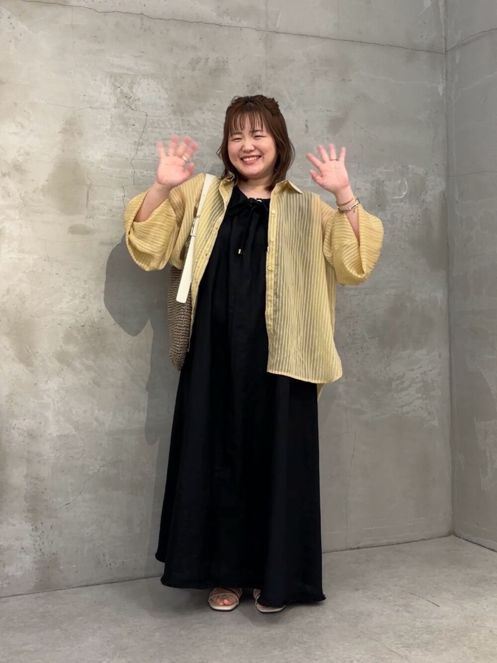 「春コーデ、春めき満開コーデ、ラクチンコーデ、休日、ラフコーデ、休日スタイル、シャツ/ブラウス、お出かけコーデ、オトナ女子、ワンピースコーデ」｜「Jena espace merveilleuxのシアーストライプチュニックシャツ（シャツ/ブラウス、イエロー系）」を使った、takayui_314さん（骨格ウェーブ・レディース・149cm）の春コーディネートの1枚目の写真