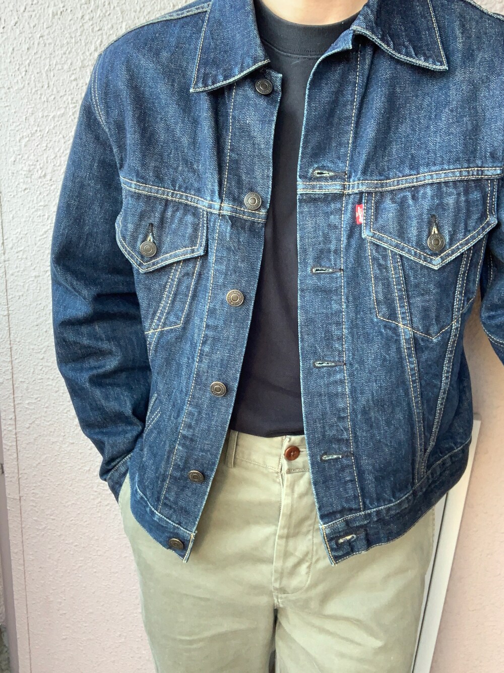 「秋コーデ、オトナカジュアル、グリーン、デニム、デニムジャケット、チノパン、黒、UNIQLO、リーバイス」｜「POLO RALPH LAURENのアイテム（チノパンツ、グリーン系）」を使った、tokiさん（メンズ・171cm）の秋コーディネートの1枚目の写真