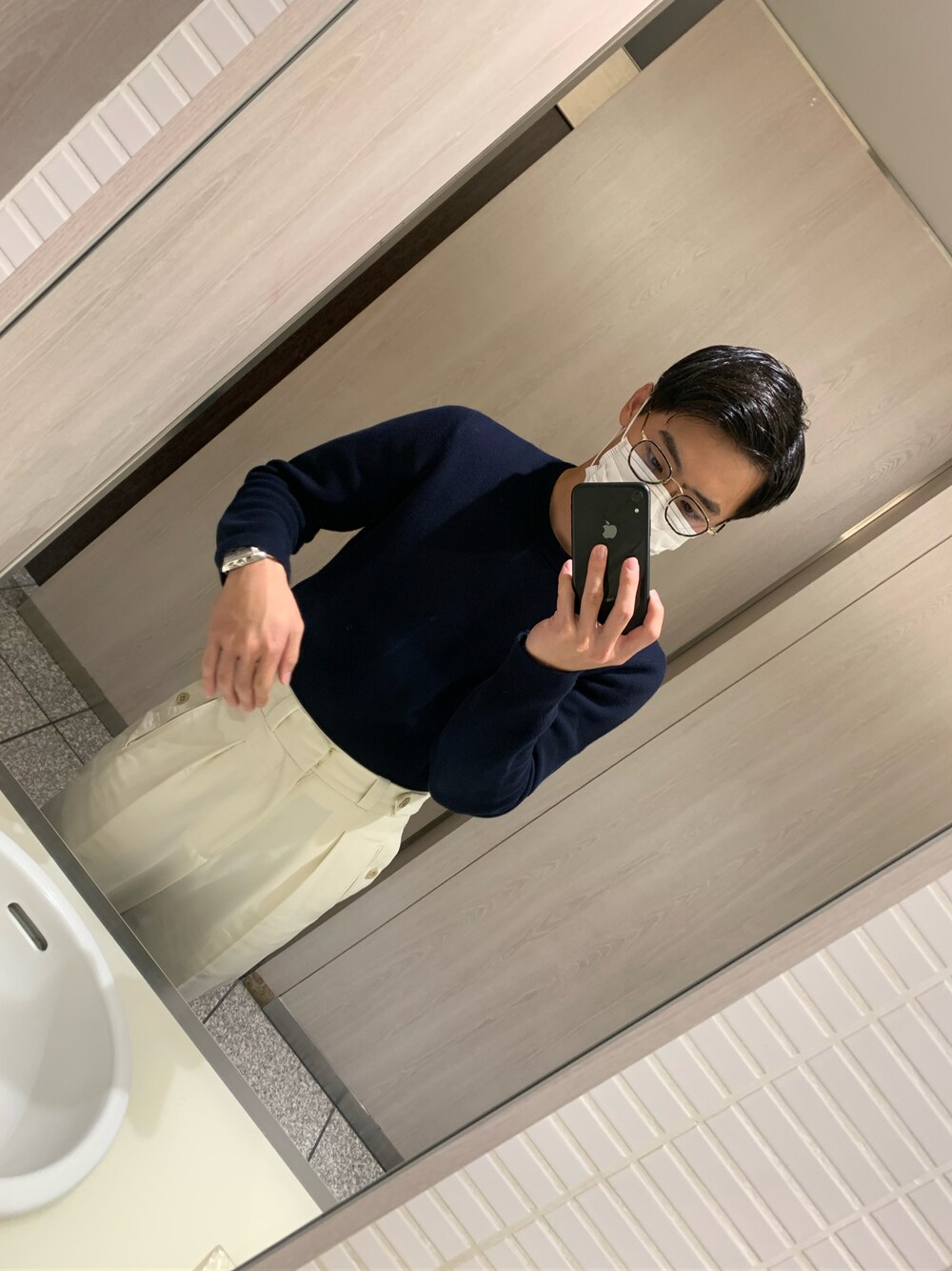 「おしゃれさんと繋がりたい、きれいめカジュアル、ニット、UNIQLO、白パンツ、今日のコーデ、シンプル、ネイビー、ミリタリー」｜「UNIQLOのアイテム（ニット/セーター、ブルー系）」を使った、tokiさん（メンズ・171cm）の秋コーディネートの1枚目の写真