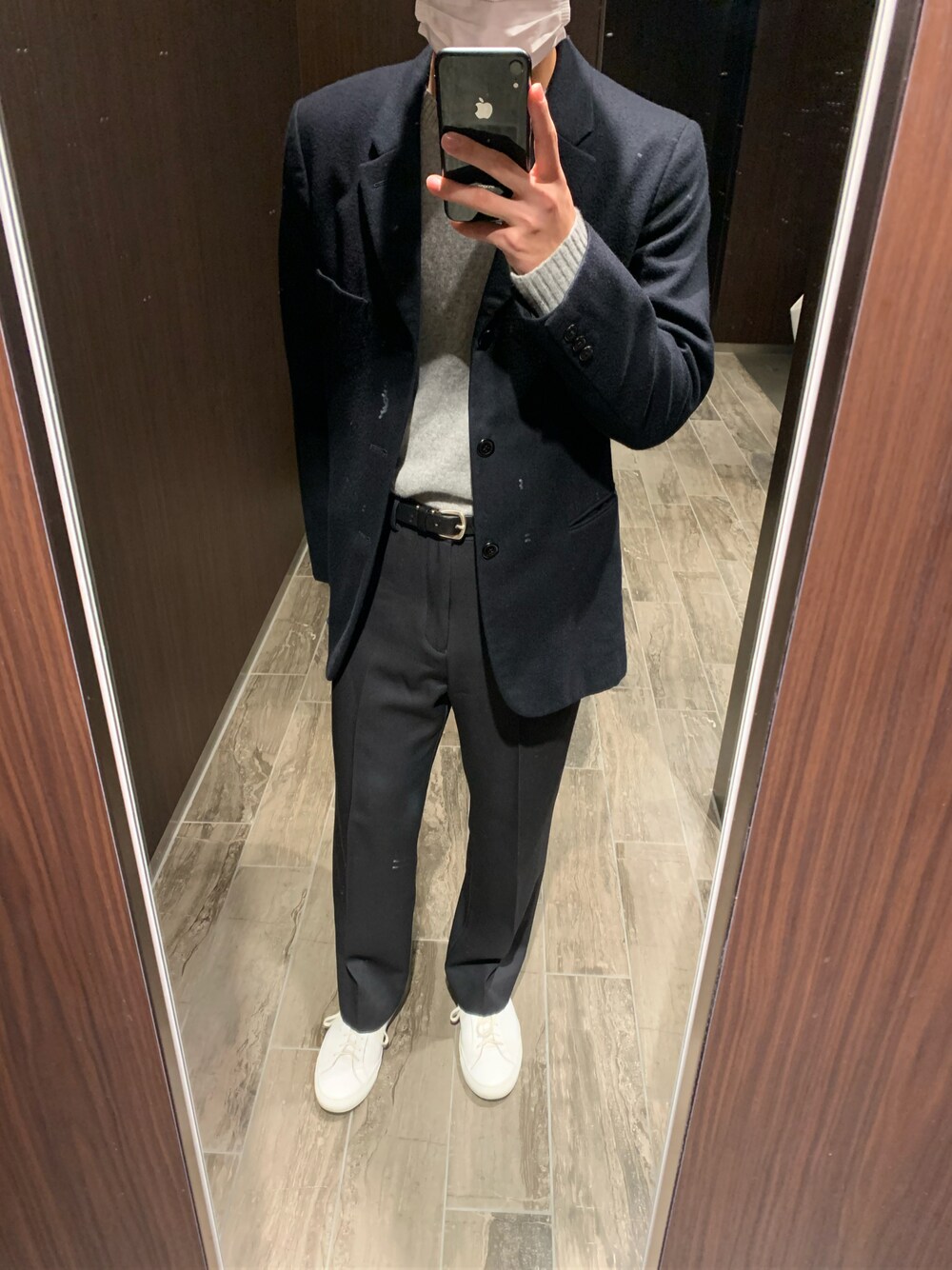 「今日のコーデ、スニーカーコーデ、ネイビー、休日スタイル、ジャケット、モノトーン、ニット、グレー、スラックス」｜「BEAMSのアイテム（スラックス、ブラック系）」を使った、tokiさん（メンズ・171cm）の秋コーディネートの1枚目の写真