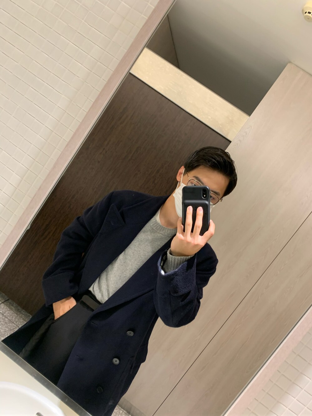 「シンプルコーデ、大人コーデ、コート、ニット、グレーニット、冬コーデ、お洒落さんとつながりたい、アウター、ネイビー」｜「VINTAGEのアイテム（チェスターコート、ブルー系）」を使った、tokiさん（メンズ・171cm）の秋コーディネートの1枚目の写真