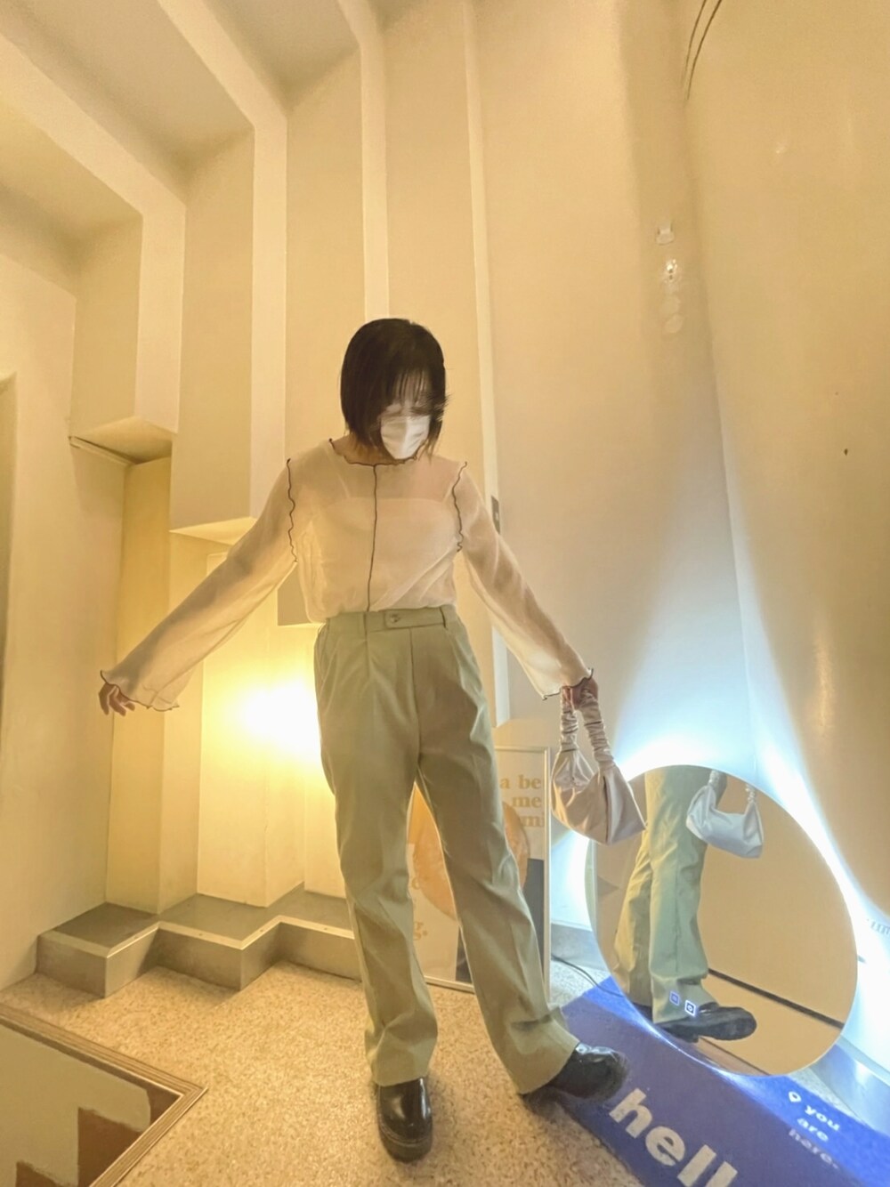 ホワイト系のTシャツ/カットソー、グリーン系のパンツ、ブラック系のシューズを着用したレディースの夏コーディネートの1枚目の写真