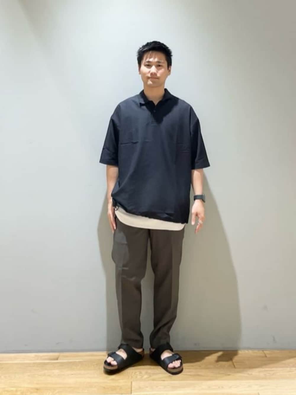 「ベーシック/トラッド、Mお悩み別 / ふともも筋肉質、Mお悩み別 / ふくらはぎ筋肉質、トレンド、リラックス、ポロシャツ、サンダル、夏服、夏コーデ、green label relaxing」｜「BIRKENSTOCKの[ ビルケンシュトック ] BIRKENSTOCK Arizona Birko-Flor サンダル（サンダル、ブラック系）」を使った、北村さん（メンズ・164cm）の夏コーディネートの1枚目の写真