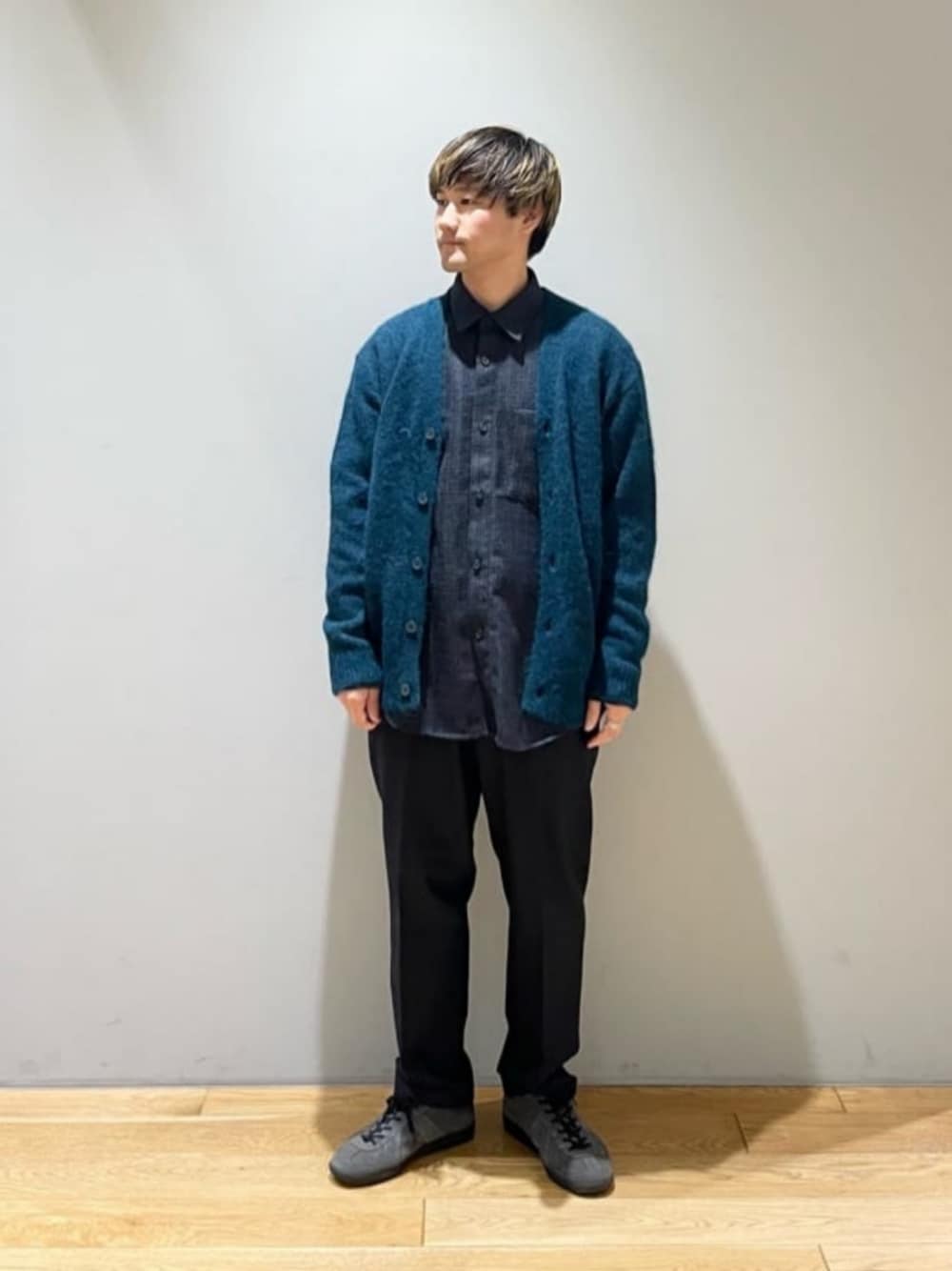 「ベーシック/トラッド、Mお悩み別/ふともも筋肉質、Mお悩み別/ふくらはぎ筋肉質、カーディガン、スニーカー、ストリート、トレンド、リラックス、別注、冬服、冬コーデ、green label relaxing」｜「green label relaxingの【別注】＜GERMAN TRAINeR＞GLR ジャーマントレーナー スエード スニーカー（スニーカー、グレー系）」を使った、北村さん（メンズ・164cm）の冬コーディネートの1枚目の写真