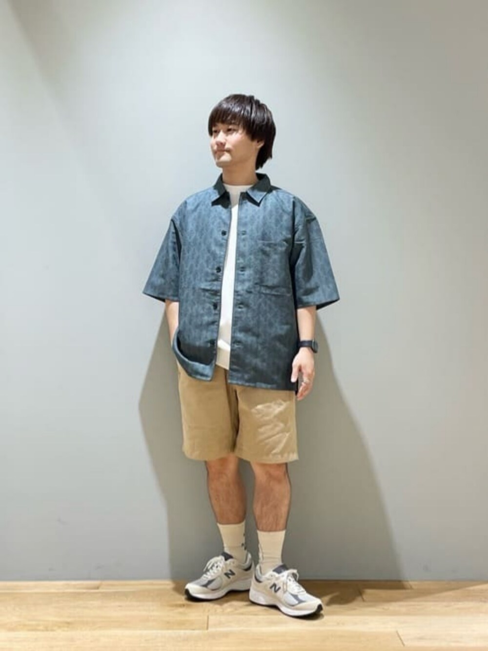 「ベーシック/トラッド、Mお悩み別 / ふともも筋肉質、Mお悩み別 / ふくらはぎ筋肉質、スニーカー、ストリート、トレンド、リラックス、シャツ、夏服、夏コーデ」｜「green label relaxingのカノコ スウェット クルーネック  カットソー（Tシャツ/カットソー、ホワイト系）」を使った、北村さん（メンズ・164cm）の春コーディネートの1枚目の写真
