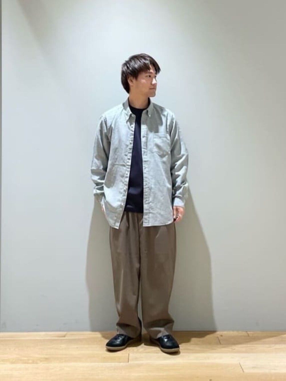 「ベーシック/トラッド、Mお悩み別 / ふともも筋肉質、Mお悩み別 / ふくらはぎ筋肉質、スニーカー、ストリート、トレンド、リラックススタイル、シャツスタイル、春服、夏服」｜「GERMAN TRAINERの＜ GERMAN TRAINER（ジャーマントレーナー）＞ スニーカー（スニーカー、ブラック系）」を使った、北村さん（メンズ・164cm）の春コーディネートの1枚目の写真