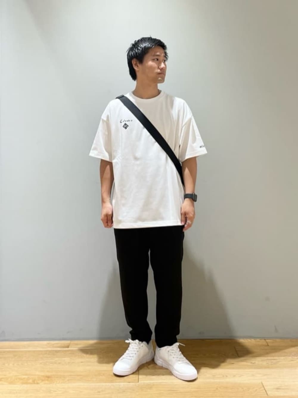 「ベーシック/トラッド、Mお悩み別 / ふともも筋肉質、Mお悩み別 / ふくらはぎ筋肉質、スニーカー、ストリート、トレンド、リラックス、シンプル、夏服、夏コーデ、green label relaxing」｜「Columbiaの【別注】＜Columbia×Jonas Claesson＞GLR ハイク プリント 半袖 Tシャツ（Tシャツ/カットソー、ホワイト系）」を使った、北村さん（メンズ・164cm）の秋コーディネートの1枚目の写真