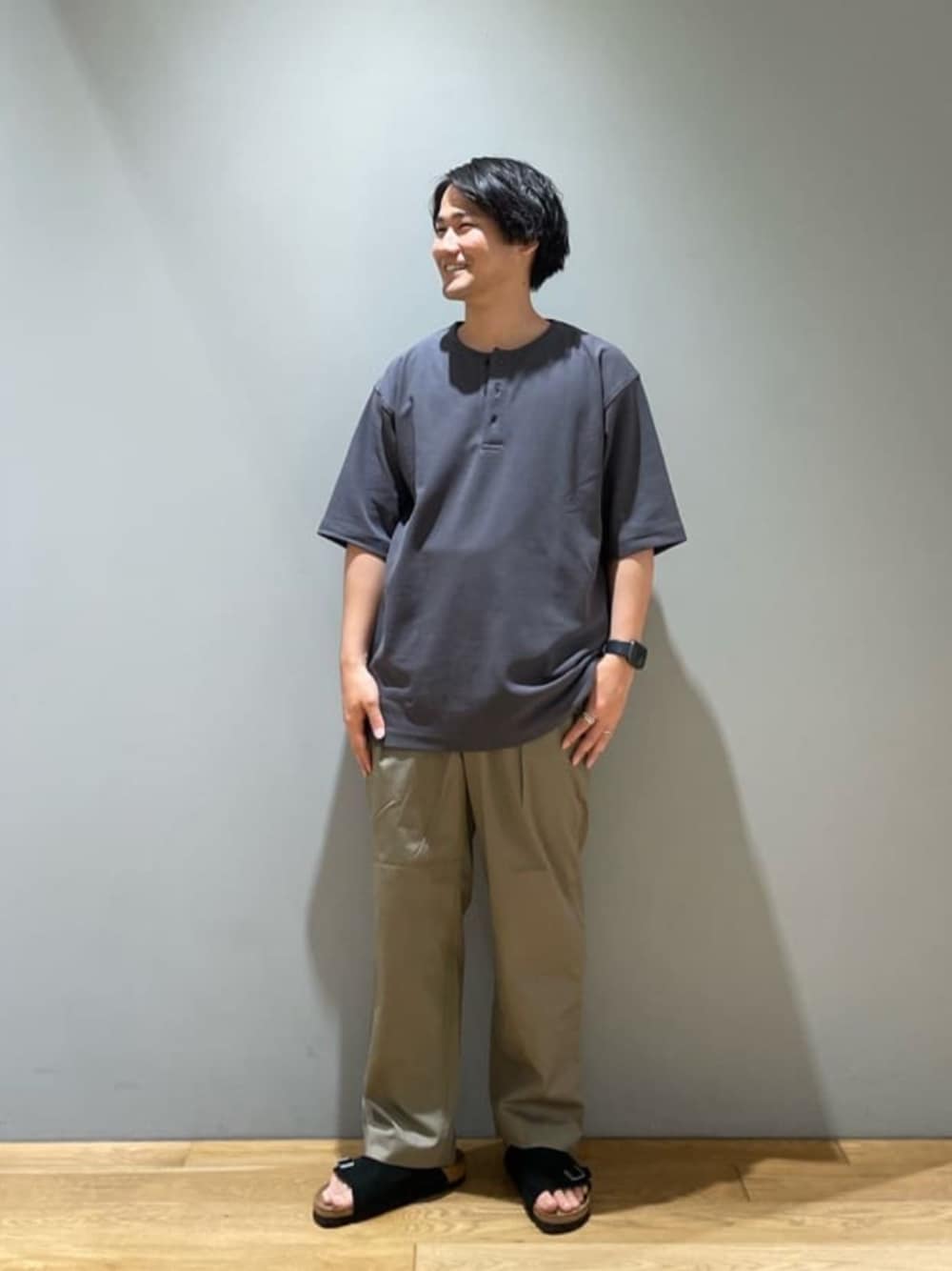 「ベーシック/トラッド、Mお悩み別 / ふともも筋肉質、Mお悩み別 / ふくらはぎ筋肉質、ストリート、トレンド、リラックススタイル、サンダル、春服、夏服」｜「BIRKENSTOCKの＜BIRKENSTOCK＞チューリッヒ ブラックスエード サンダル（サンダル、ブラック系）」を使った、北村さん（メンズ・164cm）の夏コーディネートの1枚目の写真