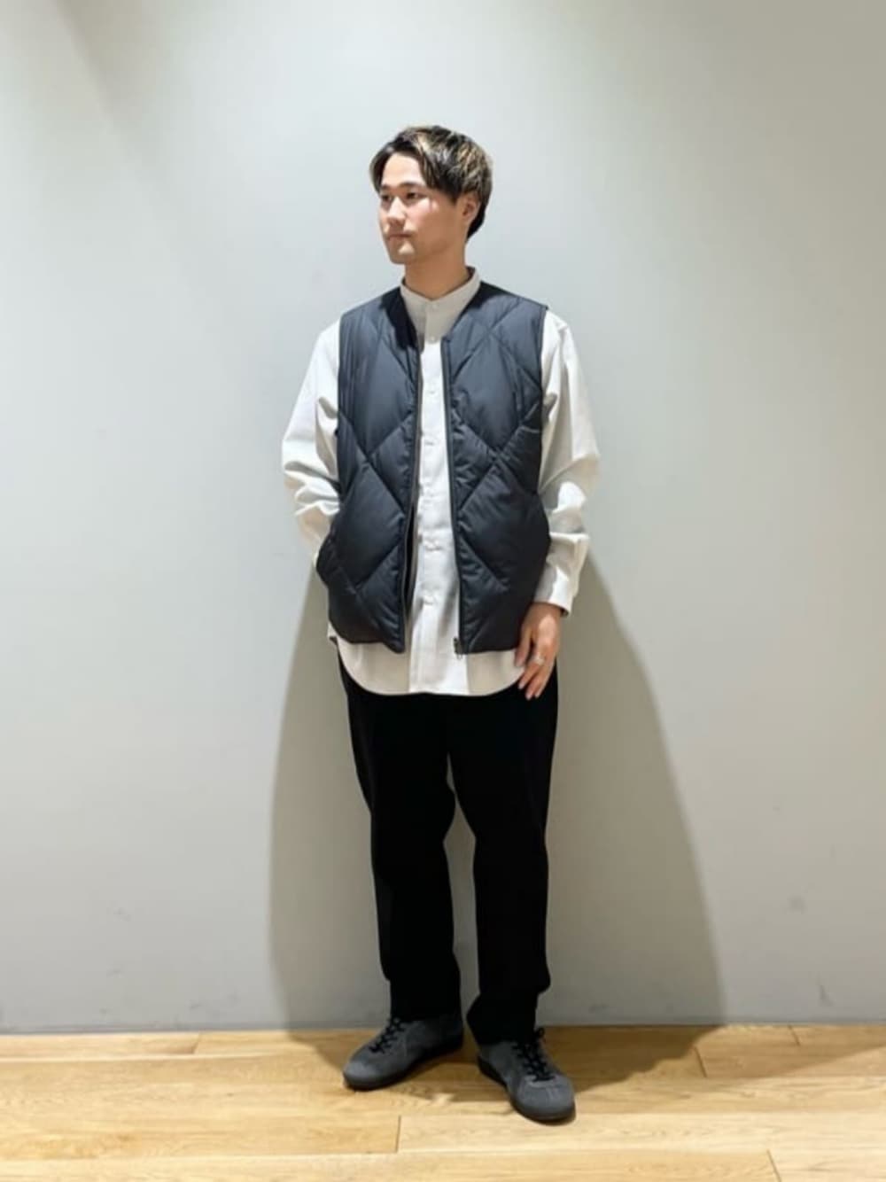 「ベーシック/トラッド、Mお悩み別 / ふともも筋肉質、Mお悩み別 / ふくらはぎ筋肉質、スニーカー、ストリート、トレンド、リラックス、ダウン、ベスト、別注、秋服、冬服、秋コーデ、冬コーデ、green label relaxing」｜「green label relaxingの【別注】＜GERMAN TRAINeR＞GLR ジャーマントレーナー スエード スニーカー（スニーカー、グレー系）」を使った、北村さん（メンズ・164cm）の秋コーディネートの1枚目の写真