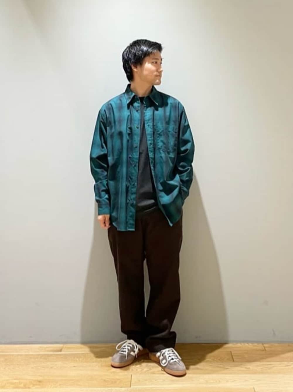 「ベーシック/トラッド、Mお悩み別 / ふともも筋肉質、Mお悩み別 / ふくらはぎ筋肉質、スニーカー、ストリート、トレンド、リラックス、秋服、秋コーデ、green label relaxing」｜「adidas Originalsの＜adidas Originals＞HANDBALL SPEZIAL スニーカー（スニーカー、ブラウン系）」を使った、北村さん（メンズ・164cm）の秋コーディネートの1枚目の写真