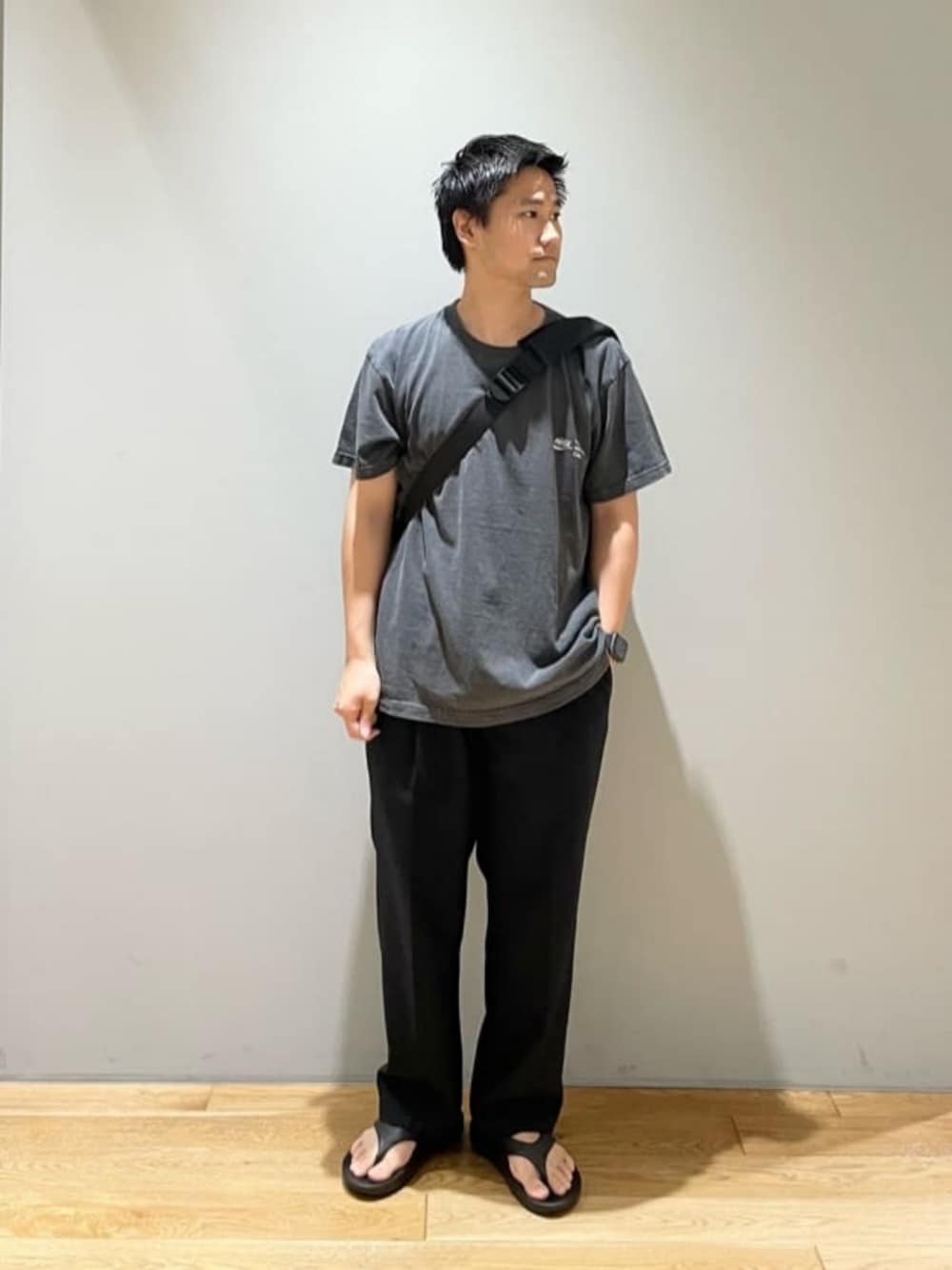 「ベーシック/トラッド、Mお悩み別 / ふともも筋肉質、Mお悩み別 / ふくらはぎ筋肉質、ストリート、トレンド、リラックス、サンダル、夏服、夏コーデ、green label relaxing」｜「OOFOSの＜OOFOS＞OORIGINAL サンダル（サンダル、ブラック系）」を使った、北村さん（メンズ・164cm）の夏コーディネートの1枚目の写真