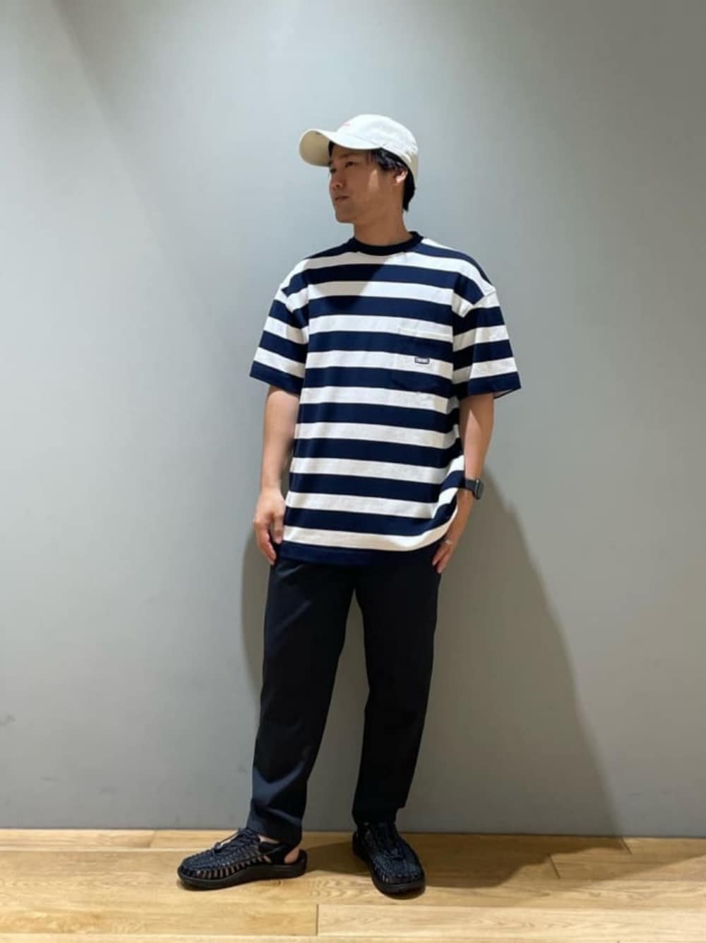 「ベーシック/トラッド、Mお悩み別 / ふともも筋肉質、Mお悩み別 / ふくらはぎ筋肉質、ストリート、トレンド、リラックス、サンダル、別注、春服、夏服、キャップ」｜「KEENの【別注】＜KEEN＞UNEEK サンダル（サンダル、ブラック系）」を使った、北村さん（メンズ・164cm）の春コーディネートの1枚目の写真