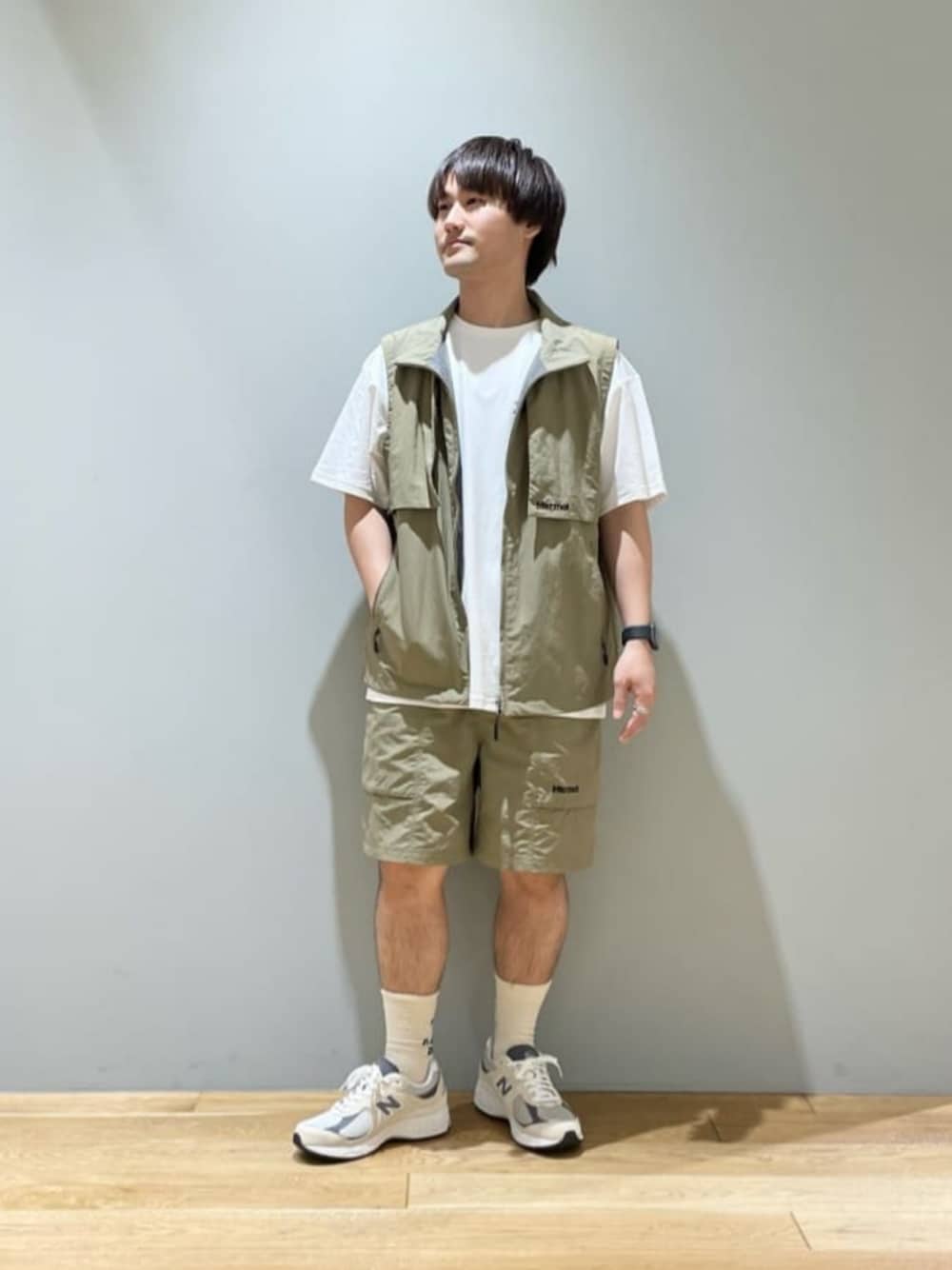 「ベーシック/トラッド、Mお悩み別 / ふともも筋肉質、Mお悩み別 / ふくらはぎ筋肉質、セットアップ、ベスト、スニーカー、ストリート、リラックス、夏服、春夏コーデ、スポーツミックス、アウトドアスタイル」｜「MARMOTの【別注】＜Marmot＞GLR ユーティリティ ベスト  -耐久はっ水・防風-（ベスト、ベージュ系）」を使った、北村さん（メンズ・164cm）の春コーディネートの1枚目の写真