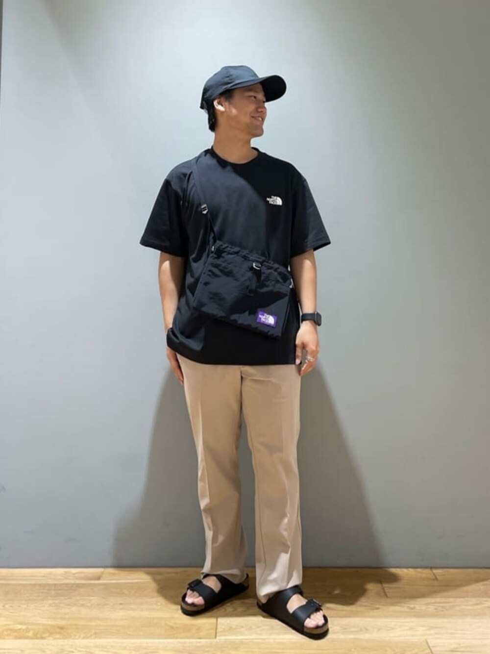 「ベーシック/トラッド、Mお悩み別 / ふともも筋肉質、Mお悩み別 / ふくらはぎ筋肉質、ストリート、トレンド、リラックス、サンダル、別注」｜「THE NORTH FACEの＜THE NORTH FACE＞ショートスリーブハーフドームウィンドウティー Tシャツ（Tシャツ/カットソー、ブラック系）」を使った、北村さん（メンズ・164cm）の春コーディネートの1枚目の写真