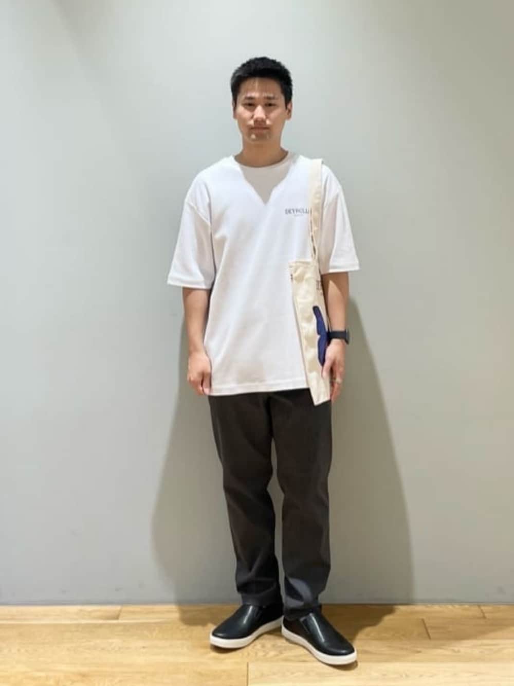 「ベーシック/トラッド、Mお悩み別 / ふともも筋肉質、Mお悩み別 / ふくらはぎ筋肉質、スニーカー、トレンド、リラックス、夏服、夏コーデ、green label relaxing」｜「green label relaxingのSC GLR スリッポン スニーカー V2（スリッポン、ブラック系）」を使った、北村さん（メンズ・164cm）の夏コーディネートの1枚目の写真