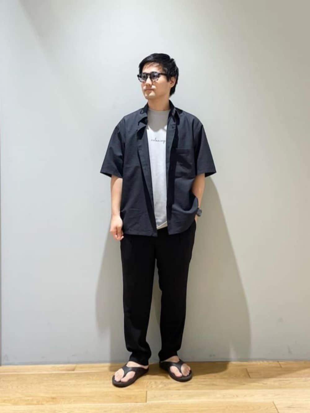 「ベーシック/トラッド、Mお悩み別 / ふともも筋肉質、Mお悩み別 / ふくらはぎ筋肉質、トレンド、リラックス、シャツ、サンダル、夏服、夏コーデ、green label relaxing」｜「OOFOSの＜OOFOS＞OORIGINAL サンダル（サンダル、ブラック系）」を使った、北村さん（メンズ・164cm）の秋コーディネートの1枚目の写真