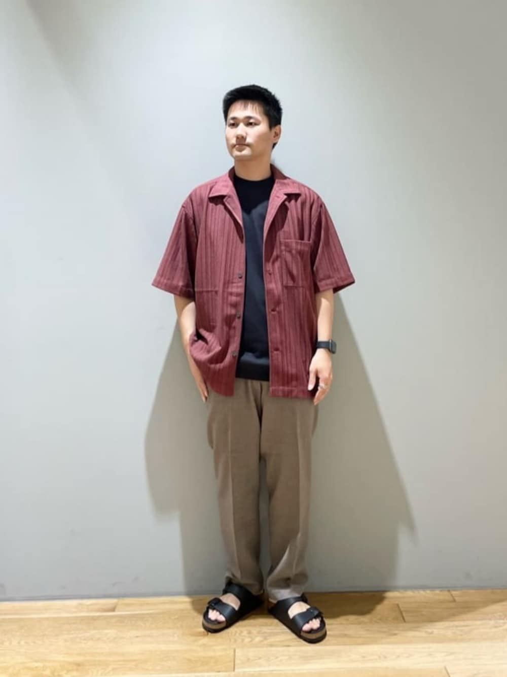 「ベーシック/トラッド、Mお悩み別 / ふともも筋肉質、Mお悩み別 / ふくらはぎ筋肉質、トレンド、リラックス、シャツ、シャツスタイル、サンダル、夏服、夏コーデ、green label relaxing」｜「BIRKENSTOCKの[ ビルケンシュトック ] BIRKENSTOCK Arizona Birko-Flor サンダル（サンダル、ブラック系）」を使った、北村さん（メンズ・164cm）の夏コーディネートの1枚目の写真