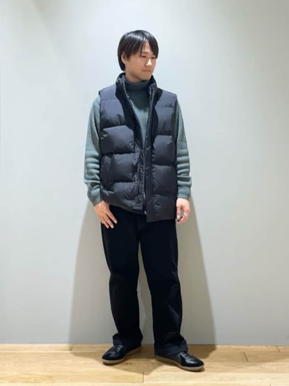 「ベーシック/トラッド、Mお悩み別 / ふともも筋肉質、Mお悩み別 / ふくらはぎ筋肉質、ストリート、トレンド、リラックススタイル、ニット、ダウンジャケット、別注、秋服、冬服」｜「GERMAN TRAINERの＜ GERMAN TRAINER（ジャーマントレーナー）＞ スニーカー（スニーカー、ブラック系）」を使った、北村さん（メンズ・164cm）の冬コーディネートの1枚目の写真