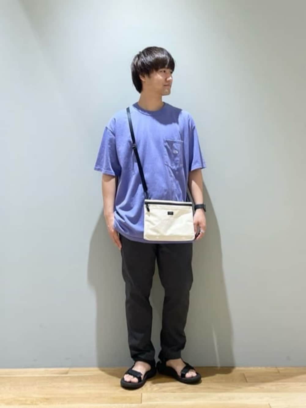 「ベーシック/トラッド、Mお悩み別 / ふともも筋肉質、Mお悩み別 / ふくらはぎ筋肉質、ストリート、トレンド、リラックス、サンダル、春服、夏服、春コーデ、夏コーデ、春夏コーデ、シンプルコーデ、アウトドアスタイル」｜「green label relaxingのドライコットン ノースリーブ Tシャツ -吸水速乾-（Tシャツ/カットソー、グレー系）」を使った、北村さん（メンズ・164cm）の春コーディネートの1枚目の写真
