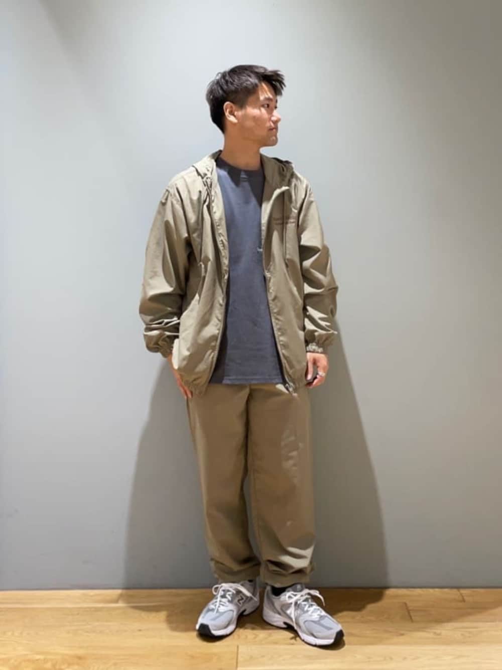 「ベーシック/トラッド、Mお悩み別 / ふともも筋肉質、Mお悩み別 / ふくらはぎ筋肉質、スニーカー、ストリート、トレンド、リラックススタイル、アウトドア/アスレジャー、別注、秋服」｜「Russell Athleticの【別注】＜RUSSELL ATHLETIC×GLR＞ ナイロン フーディ（ブルゾン、ベージュ系）」を使った、北村さん（メンズ・164cm）の秋コーディネートの1枚目の写真