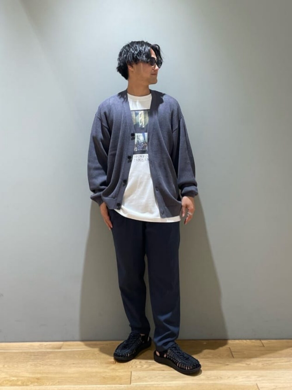 「ベーシック/トラッド、Mお悩み別 / ふともも筋肉質、Mお悩み別 / ふくらはぎ筋肉質、カーディガン、ストリート、トレンド、リラックス、サンダル、Tシャツ、別注、春服、夏服」｜「green label relaxingのTWウォッシャブルトロ 2プリーツ ユーティリティー パンツ -ウォッシャブル・ストレッチ・防シワ-（その他パンツ、ブルー系）」を使った、北村さん（メンズ・164cm）の春コーディネートの1枚目の写真