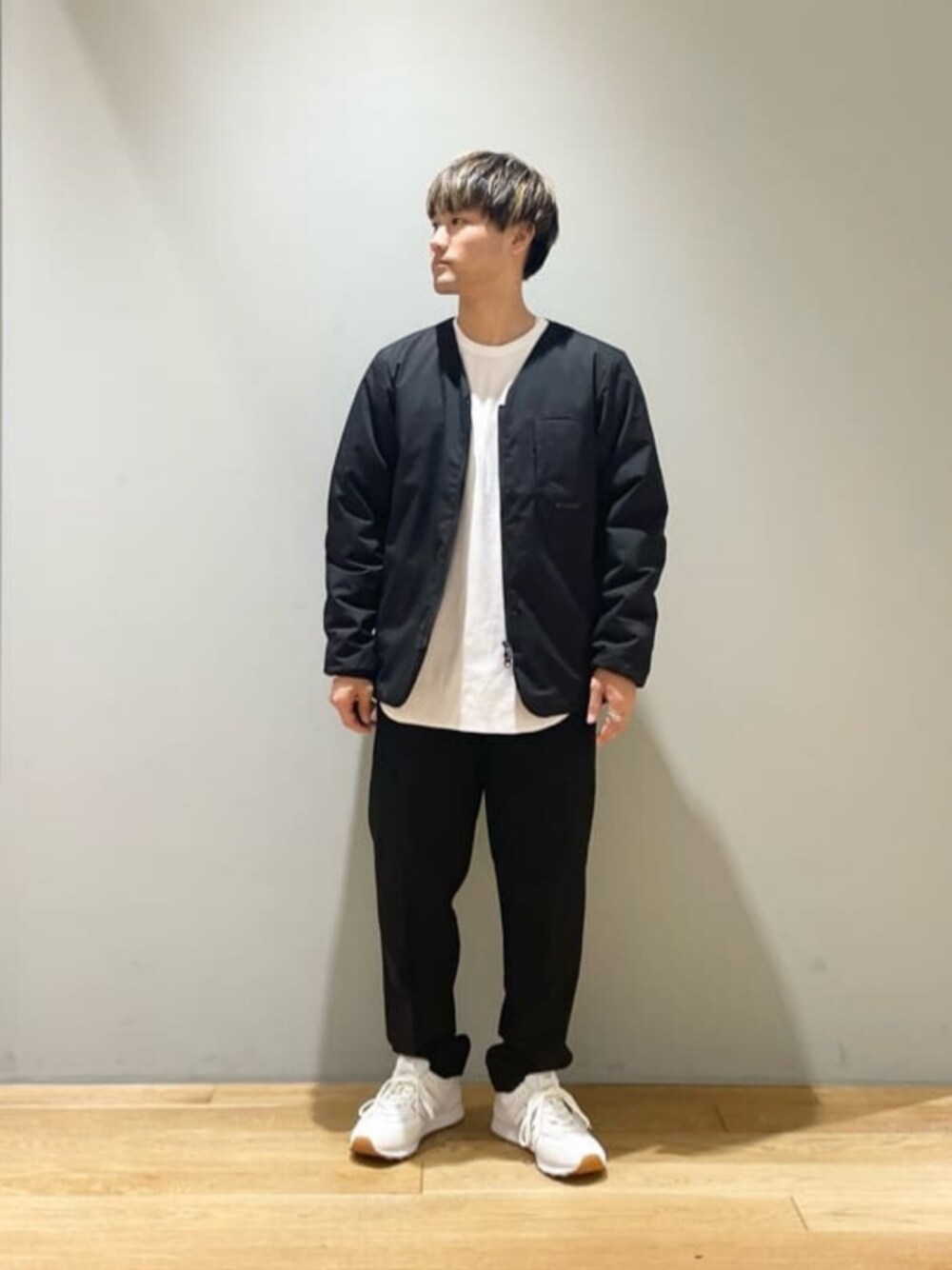 「ベーシック/トラッド、Mお悩み別 / ふともも筋肉質、Mお悩み別 / ふくらはぎ筋肉質、カーディガン、スニーカー、ストリート、トレンド、リラックス、モノトーン、別注、秋服、秋コーデ、冬服、冬コーデ、green label relaxing」｜「green label relaxingのドライワッフル クルーネック Tシャツ -吸水速乾-（Tシャツ/カットソー、ホワイト系）」を使った、北村さん（メンズ・164cm）の秋コーディネートの1枚目の写真