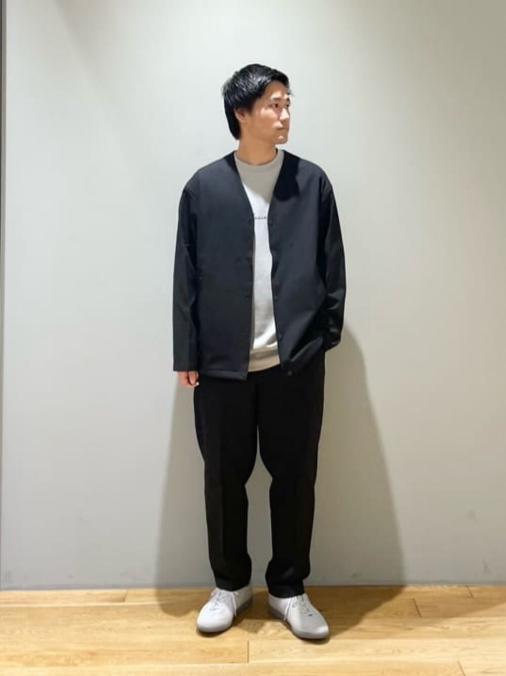 「ベーシック/トラッド、Mお悩み別 / ふともも筋肉質、Mお悩み別 / ふくらはぎ筋肉質、セットアップ、カーディガン、スニーカー、トレンド、リラックス、秋服、秋コーデ、green label relaxing」｜「green label relaxingのrelaxing ポンチ クルーネック Tシャツ（Tシャツ/カットソー、グレー系）」を使った、北村さん（メンズ・164cm）の秋コーディネートの1枚目の写真