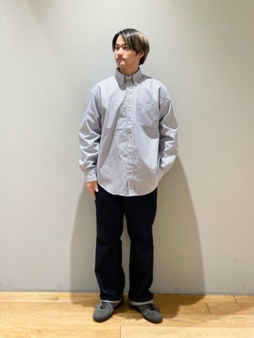 「ベーシック/トラッド、スニーカー、ストリート、トレンド、リラックススタイル、シャツスタイル、春服、春コーデ」｜「green label relaxingの【別注】＜GERMAN TRAINeR＞GLR ジャーマントレーナー スエード スニーカー（スニーカー、グレー系）」を使った、北村さん（メンズ・164cm）の夏コーディネートの1枚目の写真