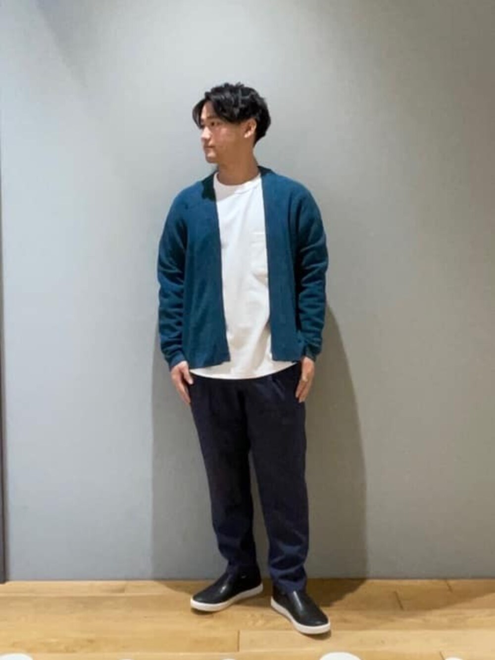 「ベーシック/トラッド、Mお悩み別 / ふともも筋肉質、Mお悩み別 / ふくらはぎ筋肉質、リラックススタイル、フェミニン」｜「green label relaxingのヘビーウェイト クルーネック ロングスリーブ カットソー（Tシャツ/カットソー、ホワイト系）」を使った、北村さん（メンズ・164cm）の春コーディネートの1枚目の写真