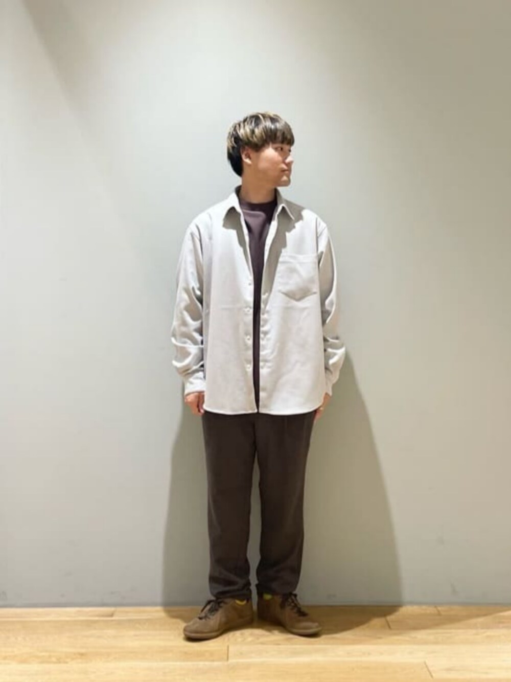 「ベーシック/トラッド、Mお悩み別 / ふともも筋肉質、Mお悩み別 / ふくらはぎ筋肉質、スニーカー、トレンド、リラックス、シャツ、ブラウン、秋服、秋コーデ、冬服、冬コーデ、green label relaxing」｜「green label relaxingの【別注】＜GERMAN TRAINeR＞GLR ジャーマントレーナー スエード スニーカー（スニーカー、ブラウン系）」を使った、北村さん（メンズ・164cm）の秋コーディネートの1枚目の写真