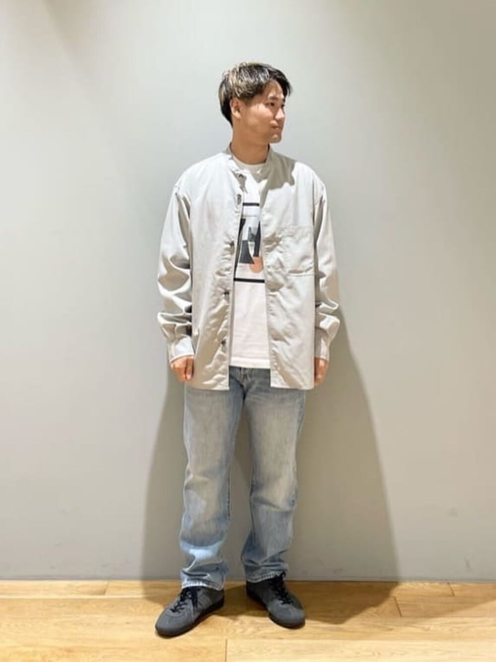 「ベーシック/トラッド、Mお悩み別 / ふともも筋肉質、Mお悩み別 / ふくらはぎ筋肉質、スニーカー、ストリート、トレンド、リラックススタイル、green label relaxing」｜「green label relaxingのC/LY/NY バンドカラー CPO シャツジャケット（シャツ/ブラウス、グレー系）」を使った、北村さん（メンズ・164cm）の秋コーディネートの1枚目の写真