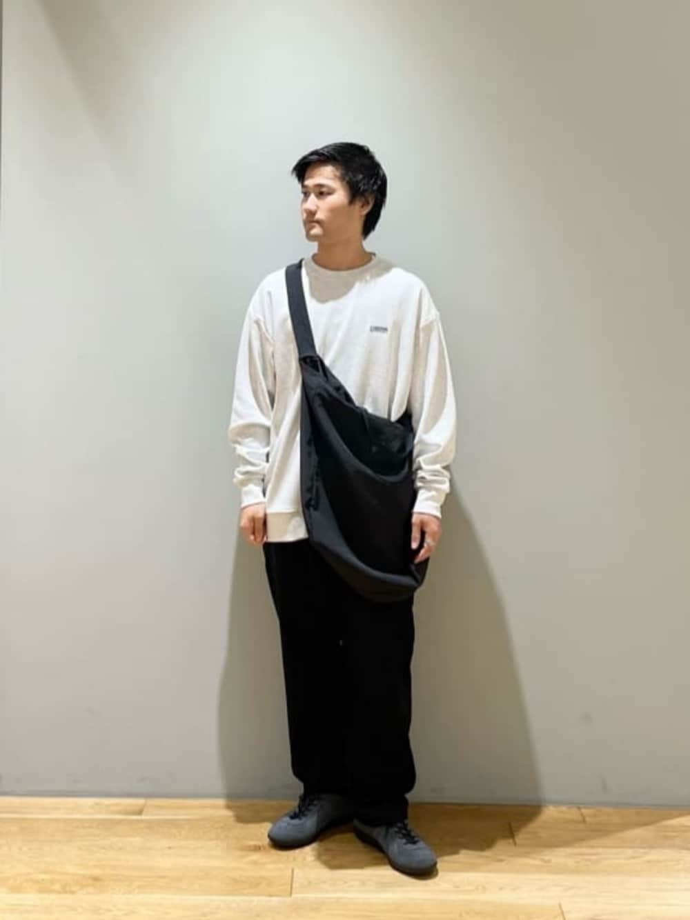 「ベーシック/トラッド、Mお悩み別 / ふともも筋肉質、Mお悩み別 / ふくらはぎ筋肉質、スニーカー、ストリート、トレンド、リラックス、秋服、秋コーデ、green label relaxing」｜「green label relaxingの【別注】＜GERMAN TRAINeR＞GLR ジャーマントレーナー スエード スニーカー（スニーカー、グレー系）」を使った、北村さん（メンズ・164cm）の秋コーディネートの1枚目の写真