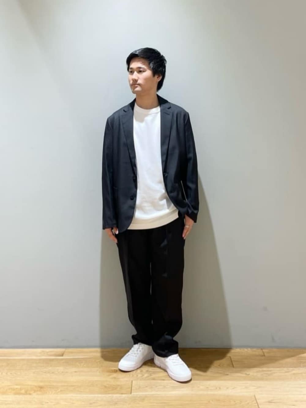 「ベーシック/トラッド、Mお悩み別 / ふともも筋肉質、Mお悩み別 / ふくらはぎ筋肉質、ジャケット、セットアップ、スニーカー、トレンド、リラックス、夏服、秋服、秋コーデ、green label relaxing」｜「Onの＜On＞ロジャー アドバンテージ スニーカー（スニーカー、ホワイト系）」を使った、北村さん（メンズ・164cm）の秋コーディネートの1枚目の写真