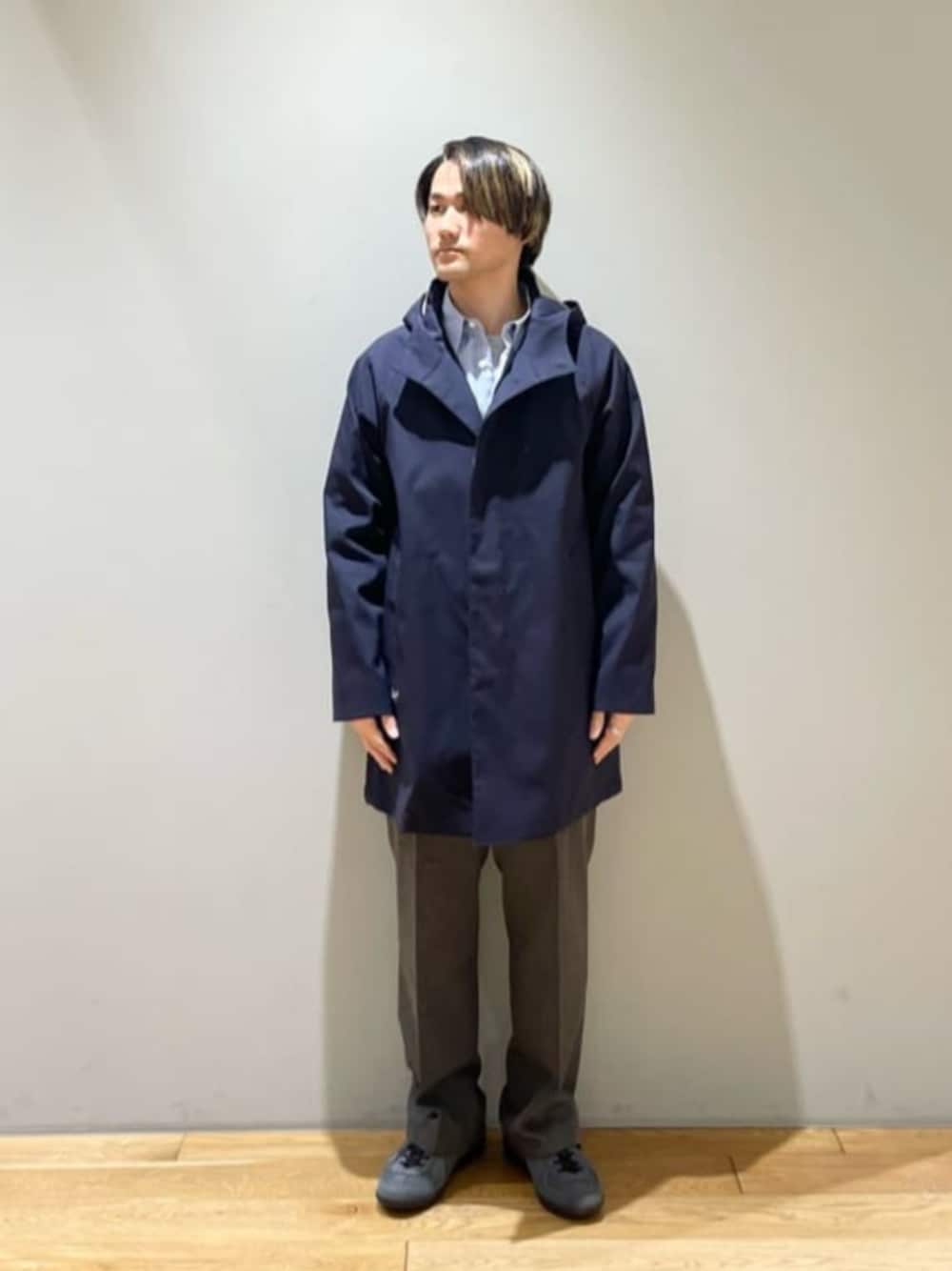 「スニーカー、トレンド、シャツスタイル、春アウター、春服、春コーデ」｜「green label relaxingの【別注】＜GERMAN TRAINeR＞GLR ジャーマントレーナー スエード スニーカー（スニーカー、グレー系）」を使った、北村さん（メンズ・164cm）の夏コーディネートの1枚目の写真