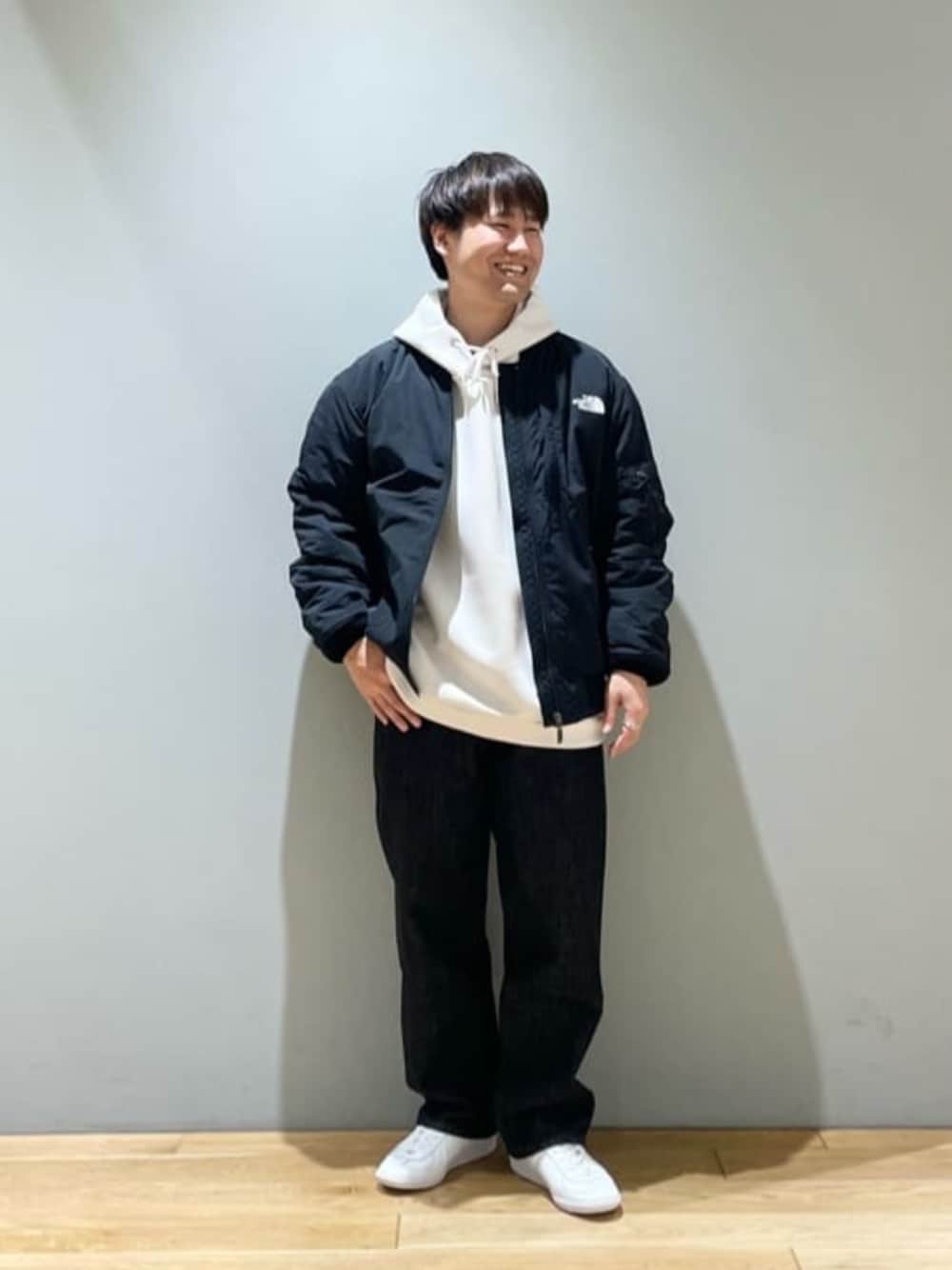 「ベーシック/トラッド、Mお悩み別 / ふともも筋肉質、Mお悩み別 / ふくらはぎ筋肉質、ストリート、トレンド、リラックススタイル、フェミニン、秋服、冬服」｜「THE NORTH FACEの＜THE NORTH FACE＞インサレーション ボンバー ジャケット（MA-1、ブラック系）」を使った、北村さん（メンズ・164cm）の秋コーディネートの1枚目の写真