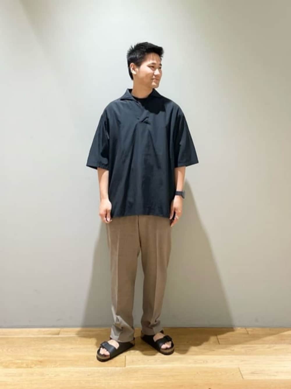 「ベーシック/トラッド、Mお悩み別 / ふともも筋肉質、Mお悩み別 / ふくらはぎ筋肉質、トレンド、リラックス、シャツ、シャツスタイル、プルオーバーシャツ、サンダル、夏服、夏コーデ、green label relaxing」｜「BIRKENSTOCKの[ ビルケンシュトック ] BIRKENSTOCK Arizona Birko-Flor サンダル（サンダル、ブラック系）」を使った、北村さん（メンズ・164cm）の夏コーディネートの1枚目の写真