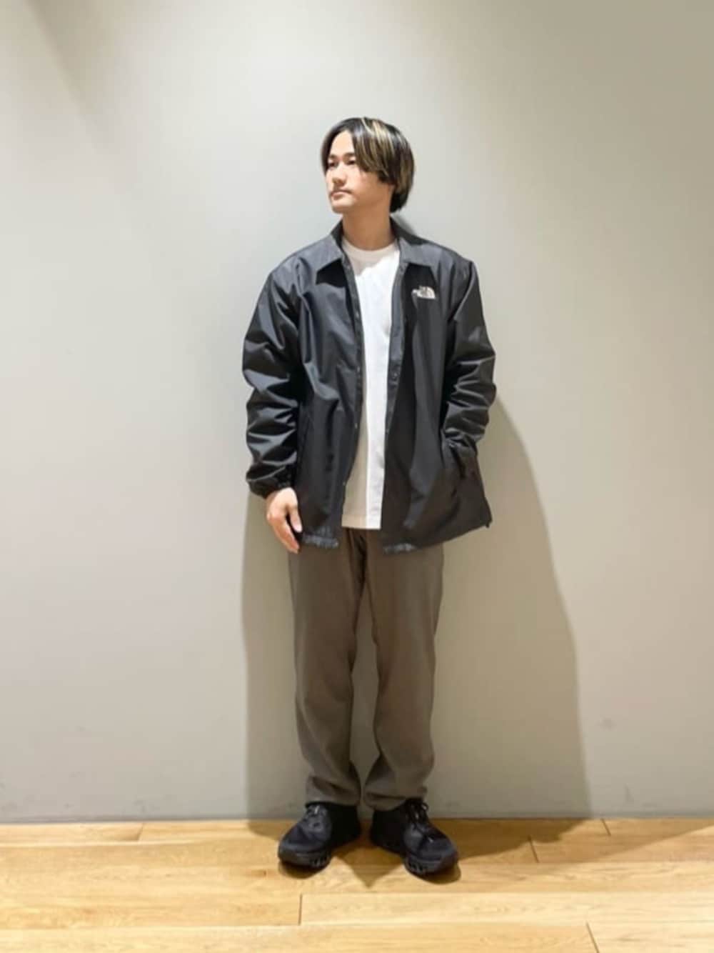 「ジャケット、スニーカー、ストリート、トレンド、リラックススタイル、春アウター、Tシャツ、春服、春コーデ」｜「Gramicciの【別注】＜GRAMICCI＞GLR ポリエステル トロ ワイド テーパード イージーパンツ（その他パンツ、グレー系）」を使った、北村さん（メンズ・164cm）の夏コーディネートの1枚目の写真