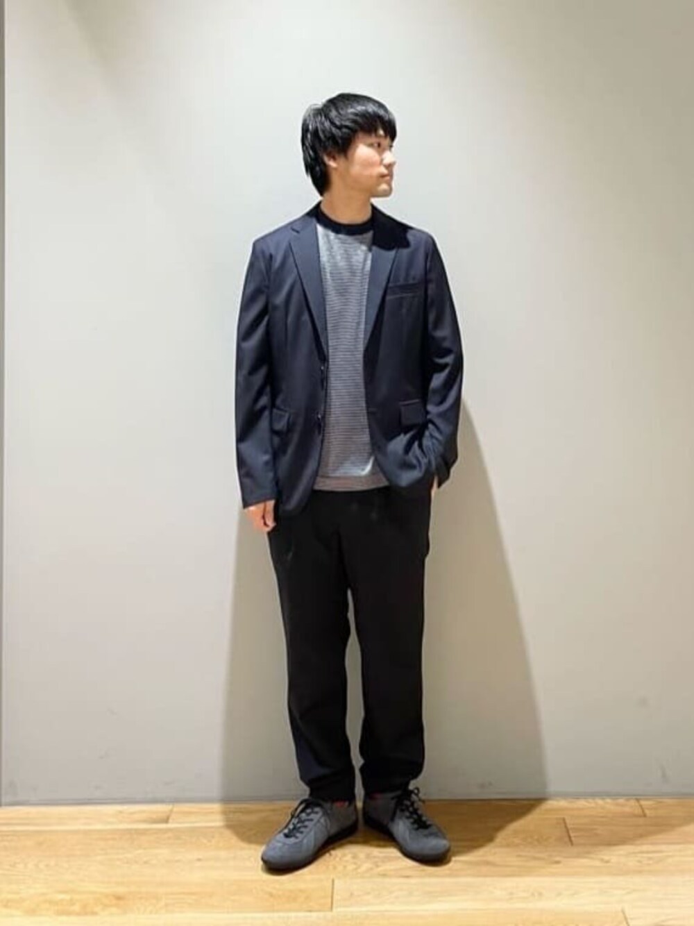 「ベーシック/トラッド、Mお悩み別 / ふともも筋肉質、Mお悩み別 / ふくらはぎ筋肉質、スニーカー、トレンド、ジャケット、セットアップ、green label relaxing」｜「green label relaxingの【別注】＜GERMAN TRAINeR＞GLR ジャーマントレーナー スエード スニーカー（スニーカー、グレー系）」を使った、北村さん（メンズ・164cm）の秋コーディネートの1枚目の写真
