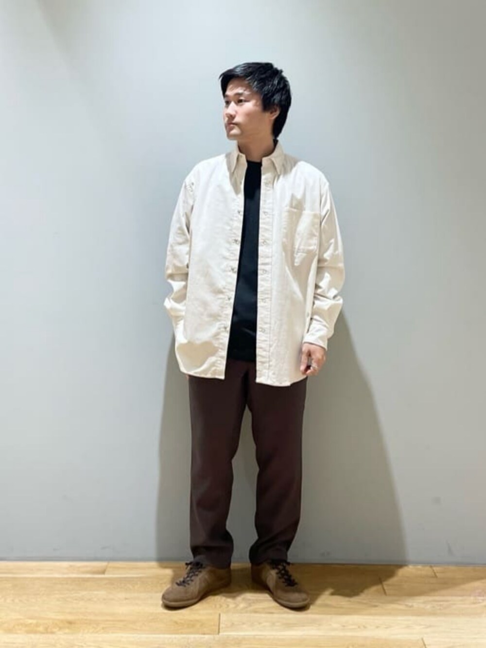 「ベーシック/トラッド、Mお悩み別 / ふともも筋肉質、Mお悩み別 / ふくらはぎ筋肉質、スニーカー、ストリート、トレンド、リラックス、シャツ、秋服、秋コーデ、green label relaxing」｜「green label relaxingのウールライクカルゼ PLAY-PANTS イージーパンツ -ストレッチ・防シワ-（その他パンツ、ブラウン系）」を使った、北村さん（メンズ・164cm）の秋コーディネートの1枚目の写真