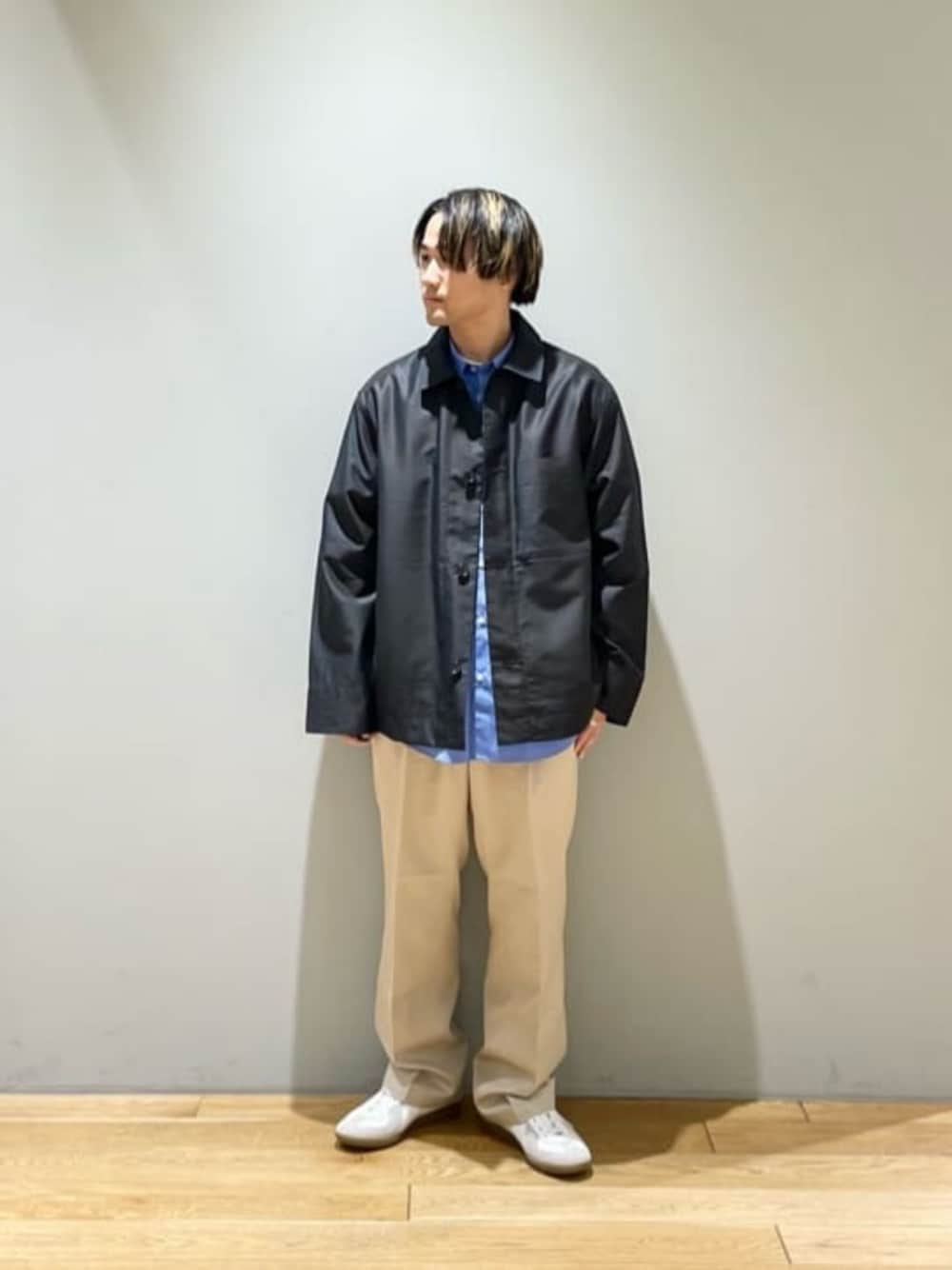「ベーシック/トラッド、スニーカー、トレンド、リラックス、シャツ、春服、春コーデ、春アウター、green label relaxing」｜「GERMAN TRAINERの＜GERMAN TRAINER＞ジャーマントレーナー スニーカー（スニーカー、ホワイト系）」を使った、北村さん（メンズ・164cm）の春コーディネートの1枚目の写真