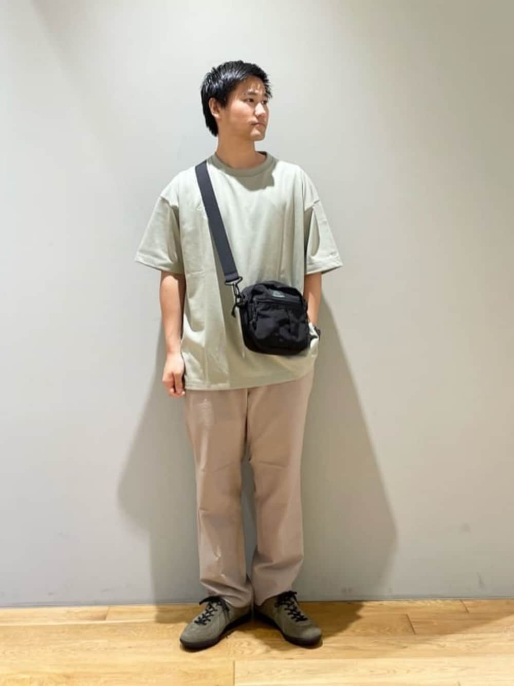 「ベーシック/トラッド、Mお悩み別 / ふともも筋肉質、Mお悩み別 / ふくらはぎ筋肉質、スニーカー、ストリート、トレンド、リラックス、夏服、夏コーデ、green label relaxing」｜「green label relaxingのDotAir テーパード イージーパンツ（その他パンツ、ベージュ系）」を使った、北村さん（メンズ・164cm）の秋コーディネートの1枚目の写真