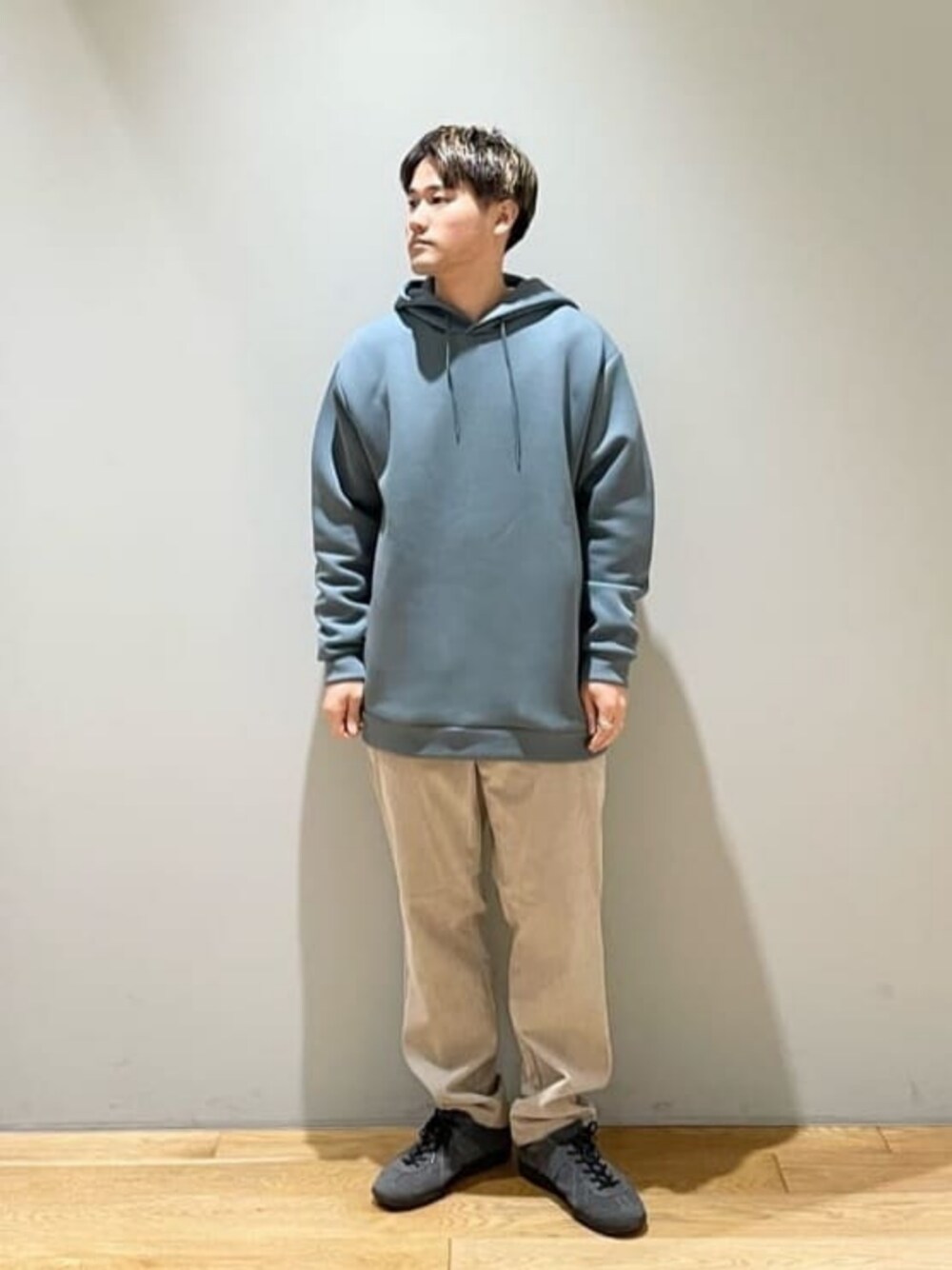 「ベーシック/トラッド、Mお悩み別 / ふともも筋肉質、Mお悩み別 / ふくらはぎ筋肉質、スニーカー、ストリート、トレンド、秋服、秋コーデ、green label relaxing」｜「green label relaxingの【別注】＜GERMAN TRAINeR＞GLR ジャーマントレーナー スエード スニーカー（スニーカー、グレー系）」を使った、北村さん（メンズ・164cm）の秋コーディネートの1枚目の写真