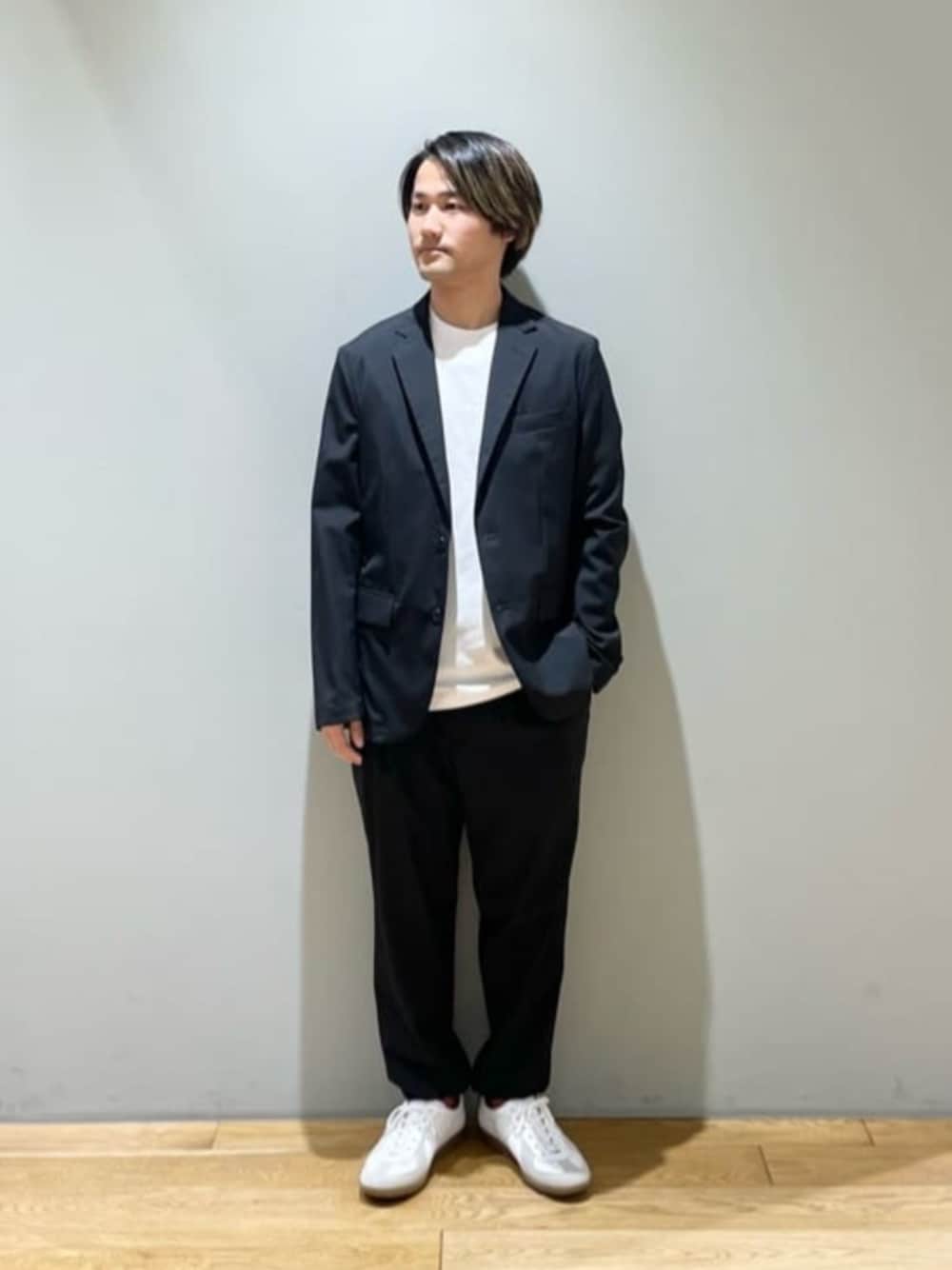 「ジャケット、セットアップ、スニーカー、トレンド、リラックススタイル、Tシャツ、春服、春コーデ」｜「GERMAN TRAINERの＜GERMAN TRAINER＞ジャーマントレーナー スニーカー（スニーカー、ホワイト系）」を使った、北村さん（メンズ・164cm）の夏コーディネートの1枚目の写真