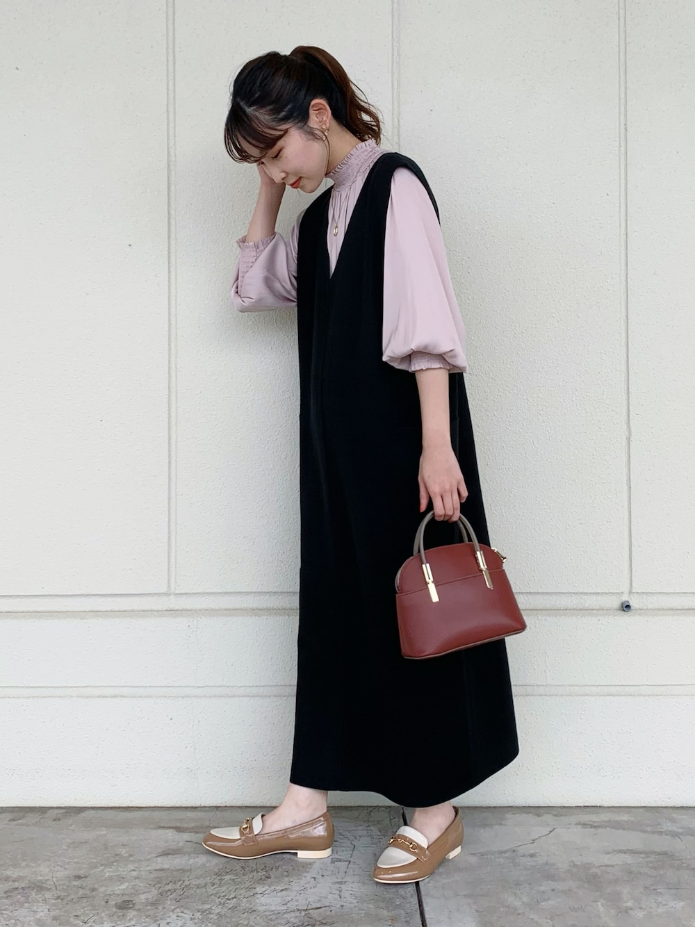 「ブラウス、黒、ニットワンピース、休日スタイル、大人女子、ロペピクニック、ミニバッグ、低身長、ROPE' PICNIC(ROPE' PICNIC)、秋冬コーデ」｜「ROPE' PICNICのシャーリングフリルブラウス（シャツ/ブラウス、ピンク系）」を使った、まやさん（レディース・153cm）の秋コーディネートの1枚目の写真