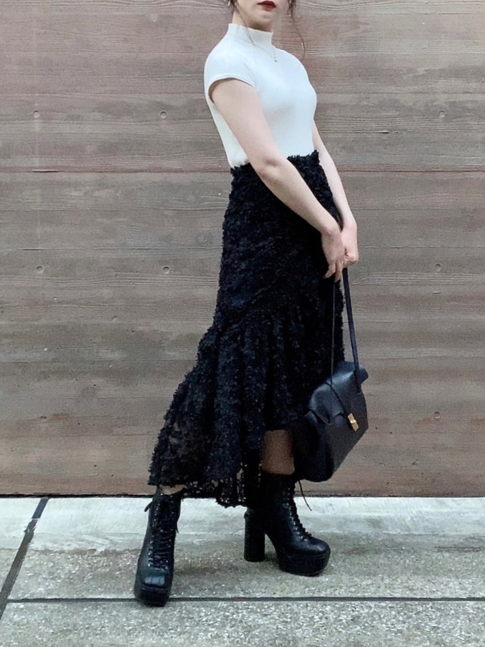「フレアスカート、ZARA、モノトーン、休日スタイル、プチプラ、リブニット、厚底シューズ、きれいめカジュアル、モノトーンコーデ、低身長コーデ、韓国ファッション、スクエアバッグ、骨格ウェーブ」｜「ENVYMのレースアップスクエアーブーツ（ブーツ、ブラック系）」を使った、aiさん（レディース・153cm）の秋コーディネートの1枚目の写真