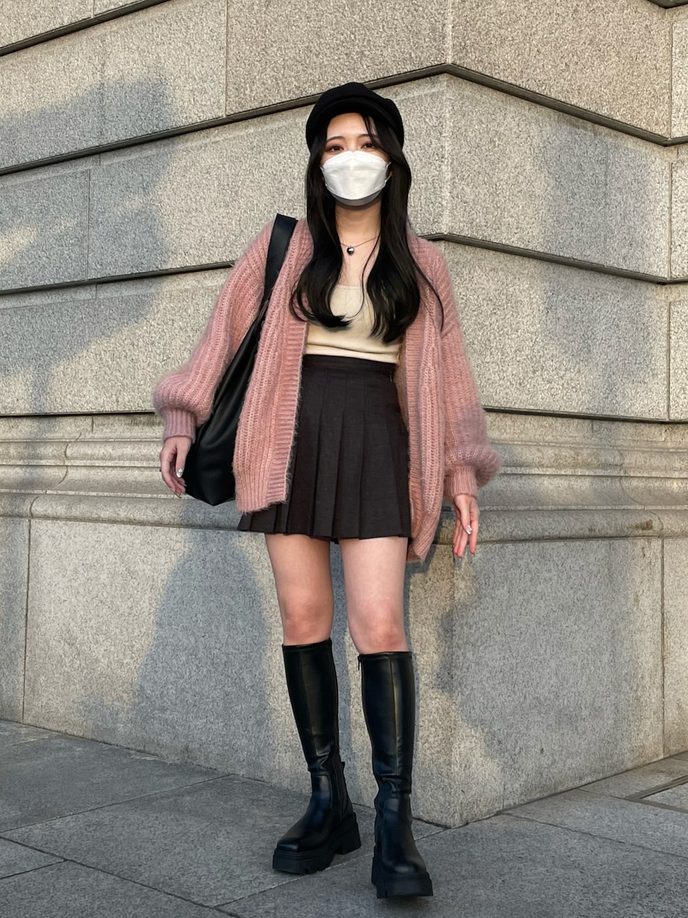 「韓国ファッション、シンプルコーデ、厚底シューズ、ニット、レイヤードスタイル、きれいめカジュアル、キャップ、秋冬コーデ、ビッグシルエット、ロングブーツ、カーディガン、ピンク、ブーツ、ミニスカート、低身長コーデ」｜「GRLのアイテム（スカート、グレー系）」を使った、aiさん（レディース・154cm）の秋コーディネートの1枚目の写真